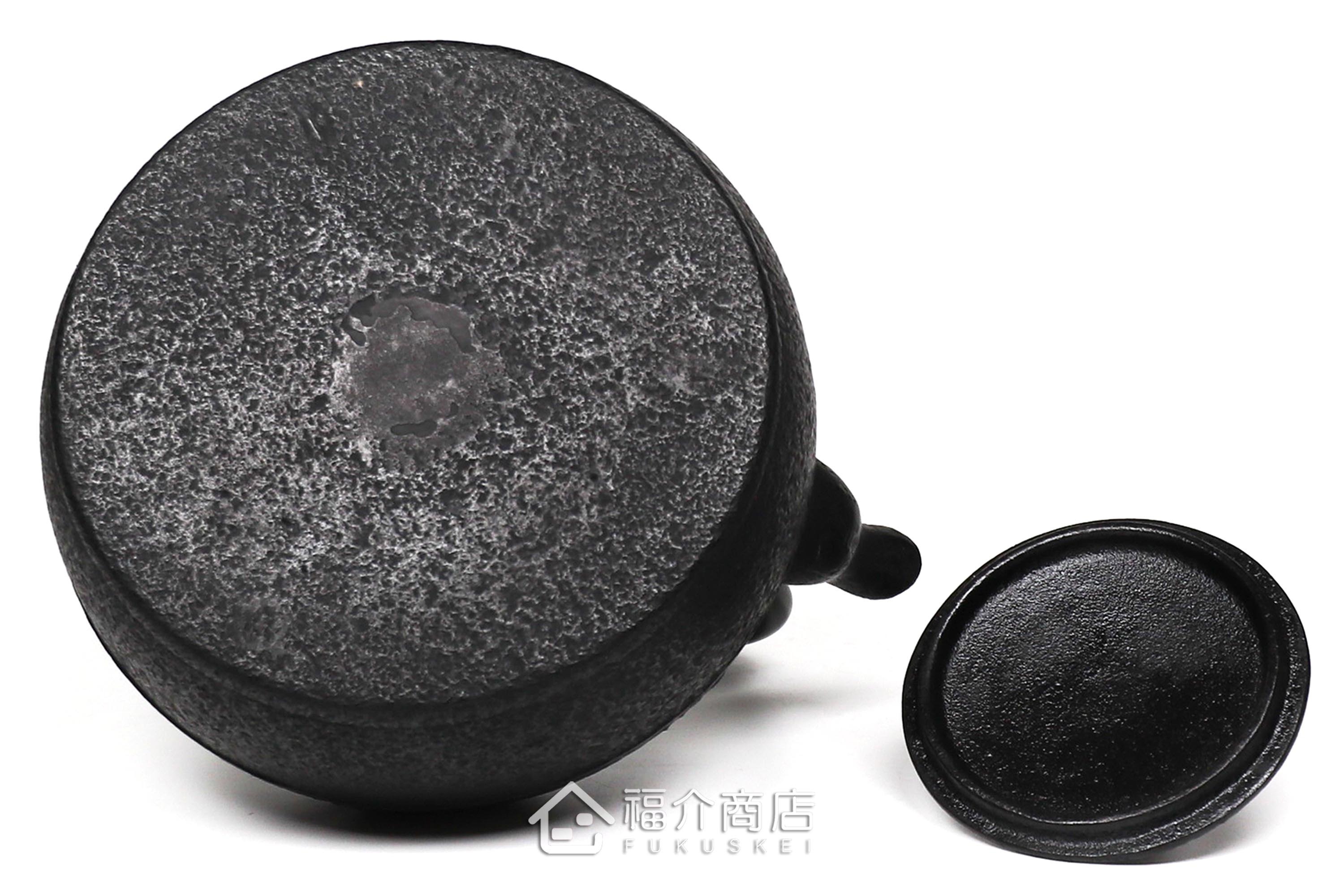 金野和司所製作的日本鑄鐵壺,壺身設計成松紋,煮水泡茶用的鐵壺