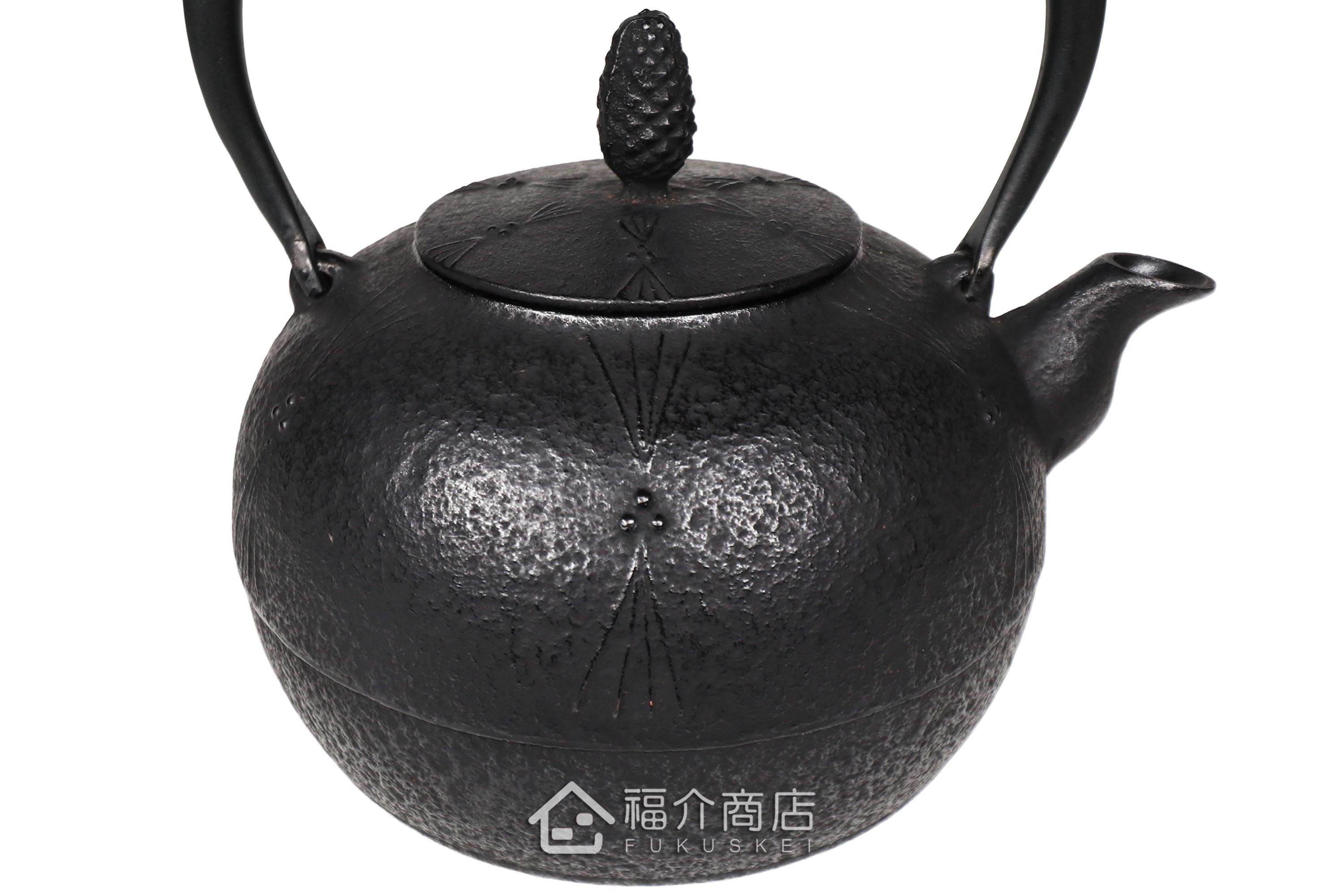 金野和司所製作的日本鑄鐵壺,壺身設計成松紋,煮水泡茶用的鐵壺
