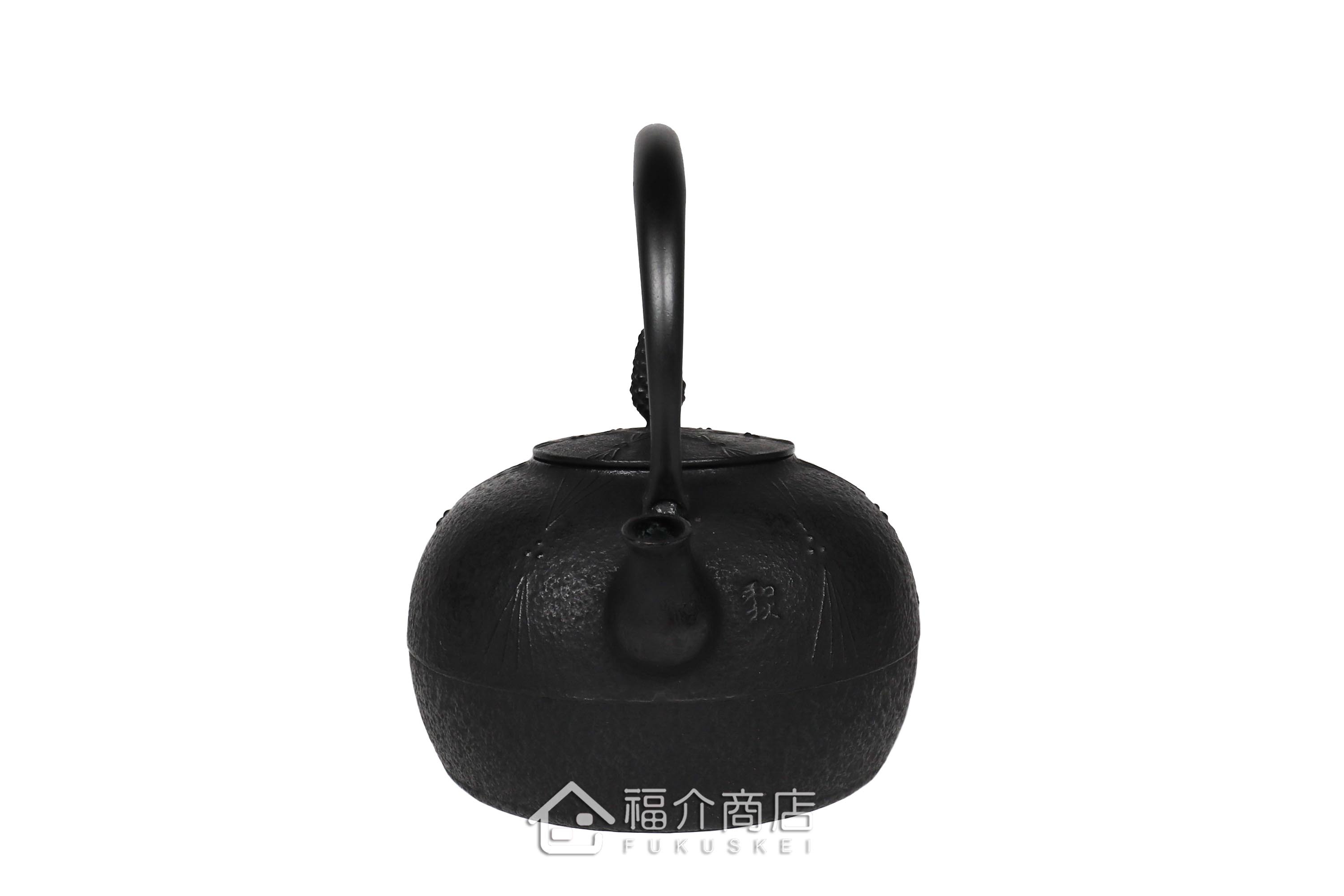 金野和司所製作的日本鑄鐵壺,壺身設計成松紋,煮水泡茶用的鐵壺
