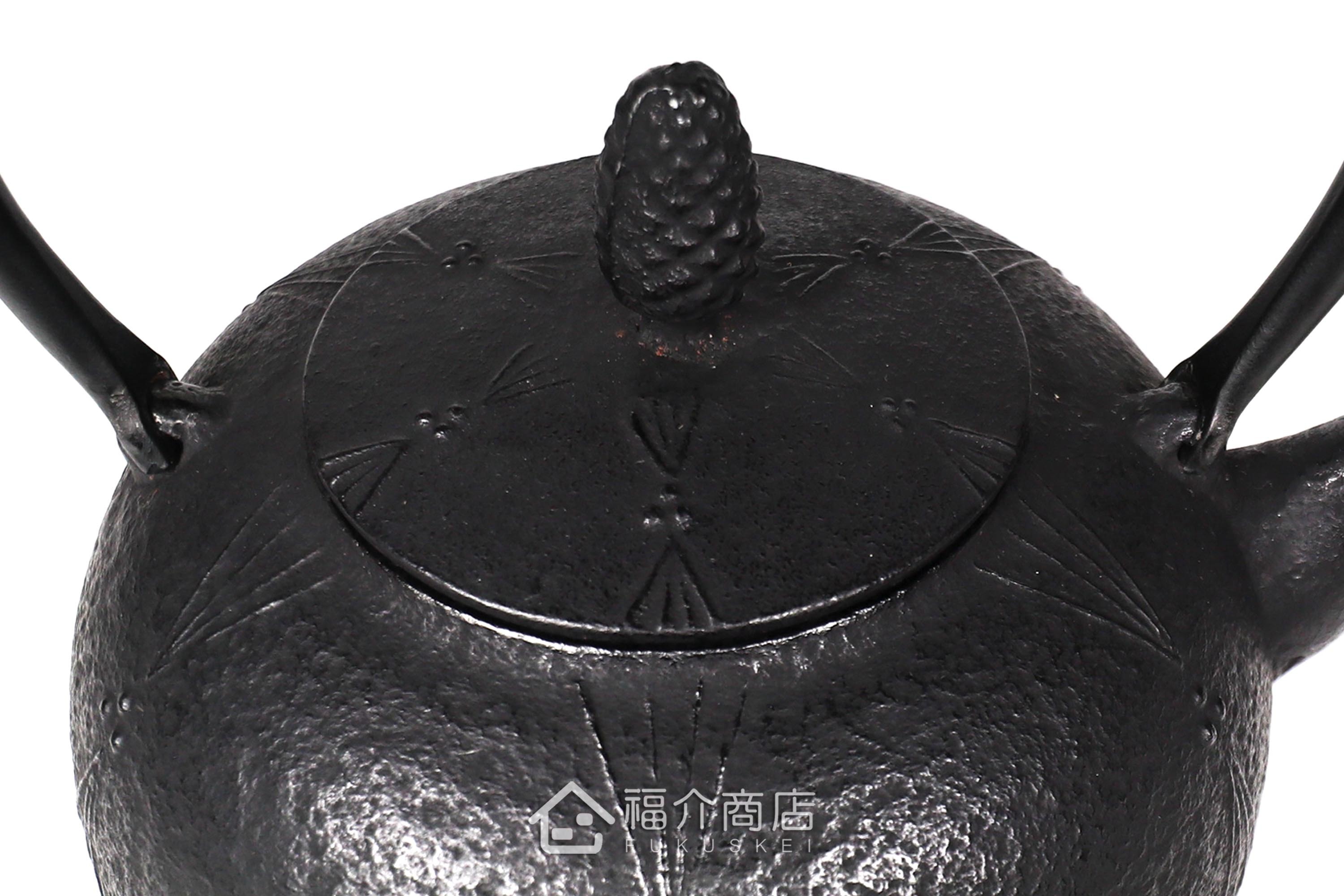 金野和司所製作的日本鑄鐵壺,壺身設計成松紋,煮水泡茶用的鐵壺