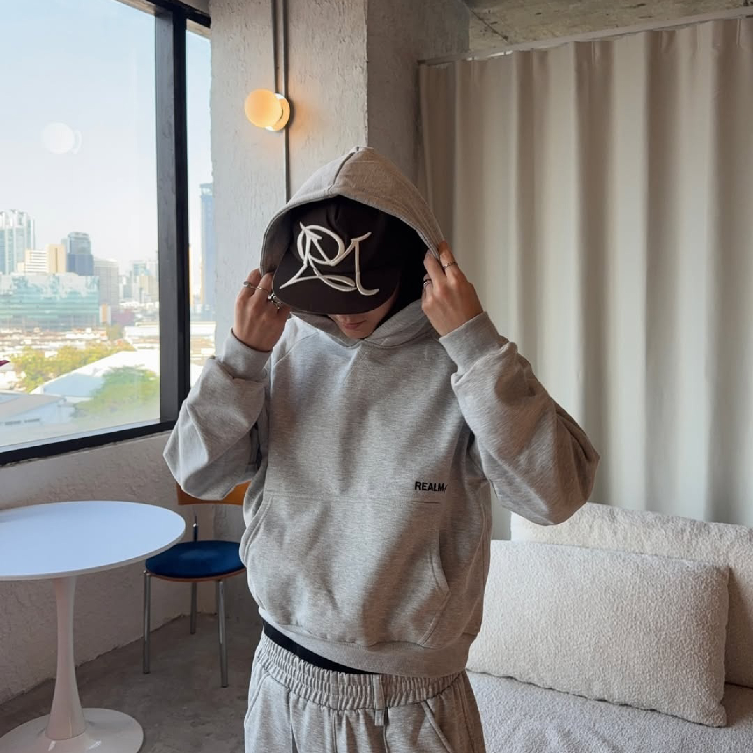 REALM of Big Icon Cursive Embroidery Vintage Cap Walnut 五片帽