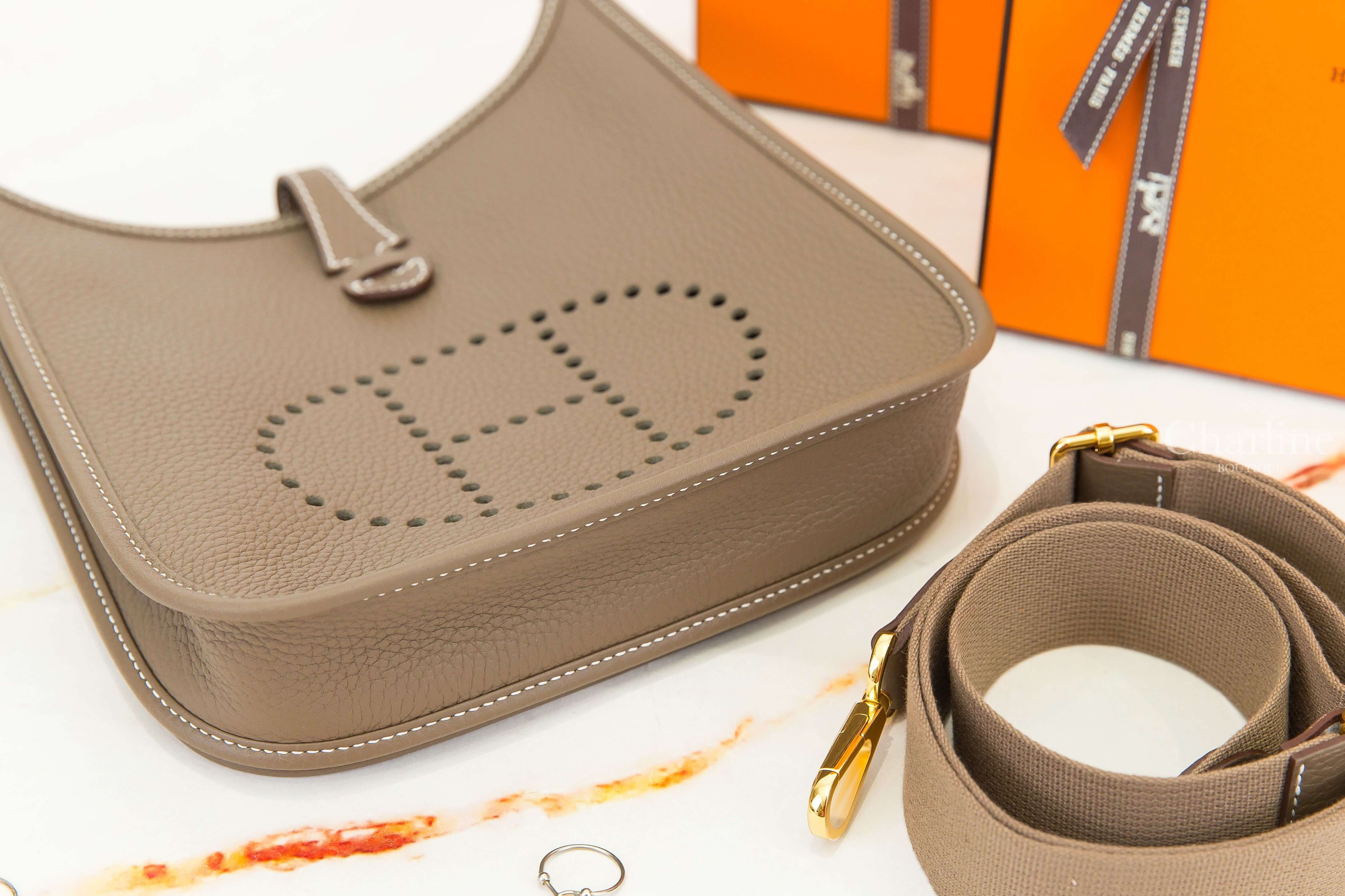 Hermès Evelyne 23cm Poche III Bag 18 Etoupe Taurillon Clemence 大象灰金釦簍空洞洞肩背包-Charline Boutique 精品代購