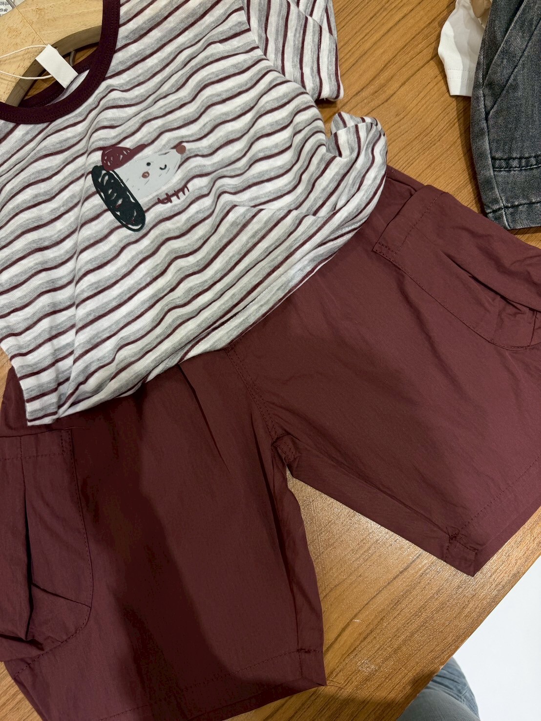 9143套裝 狗頭條紋短袖+7137酒紅短褲