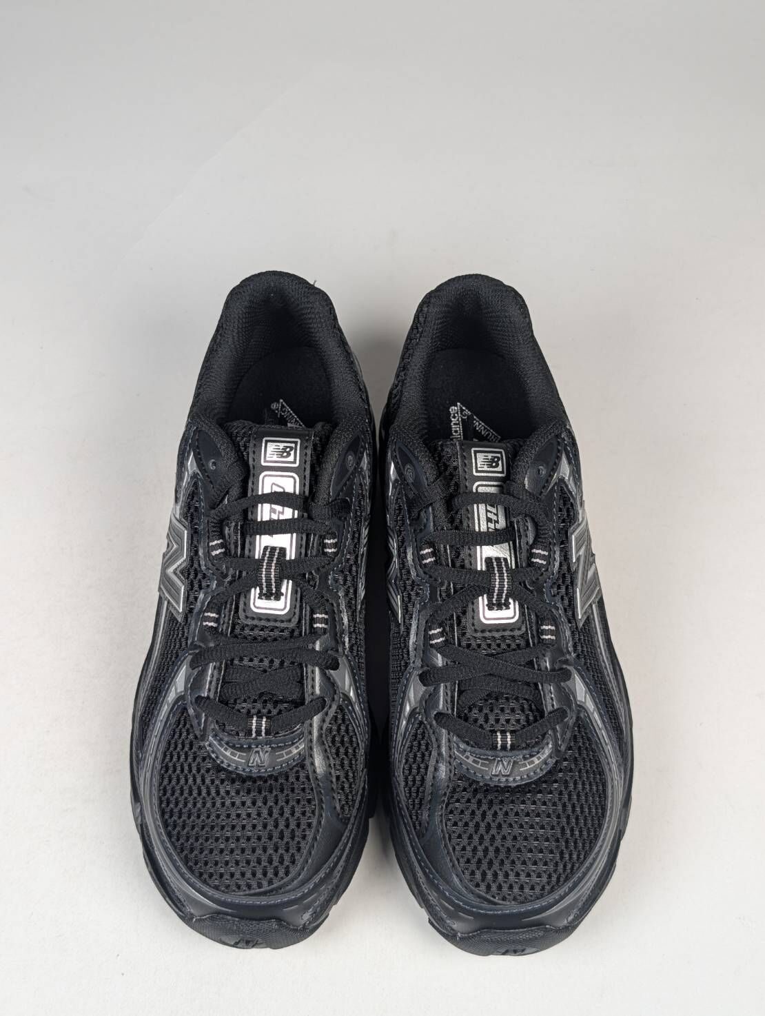 左腳中底內側後方擦傷 U740BM2/5 New Balance 740 "Black Silver" 全黑 男女款