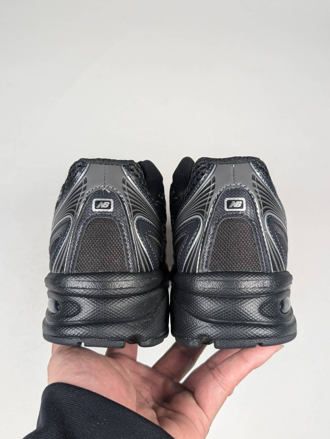 左腳中底內側後方擦傷 U740BM2/5 New Balance 740 "Black Silver" 全黑 男女款