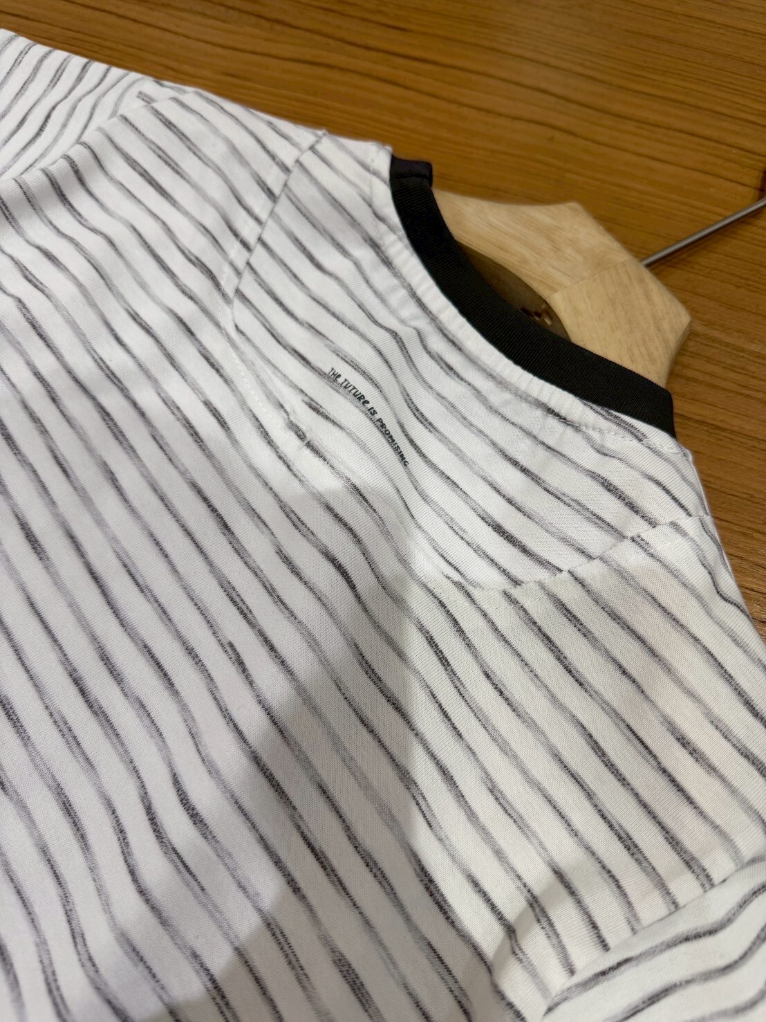 7302黑白條紋字母上衣