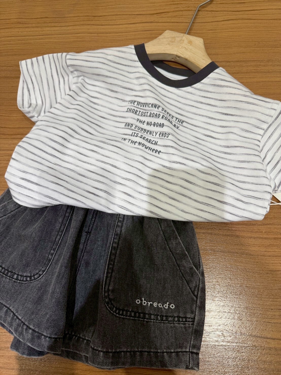 7302黑白條紋字母上衣