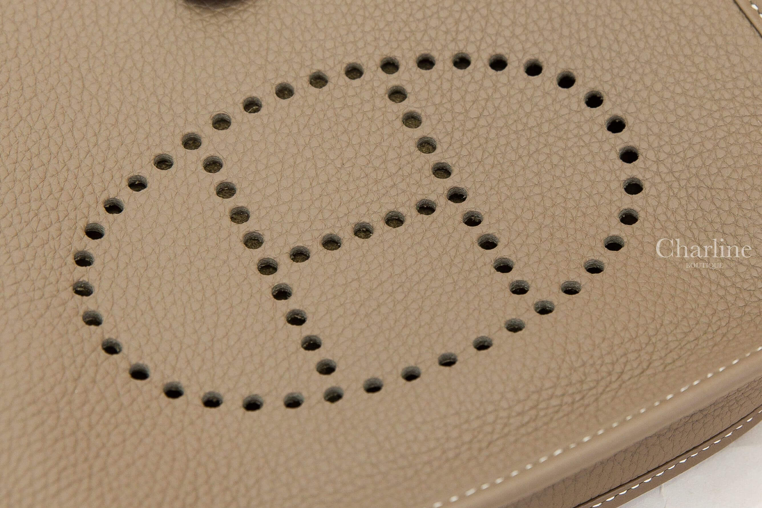 Hermès Evelyne 23cm Poche III Bag 18 Etoupe Taurillon Clemence 大象灰金釦簍空洞洞肩背包
