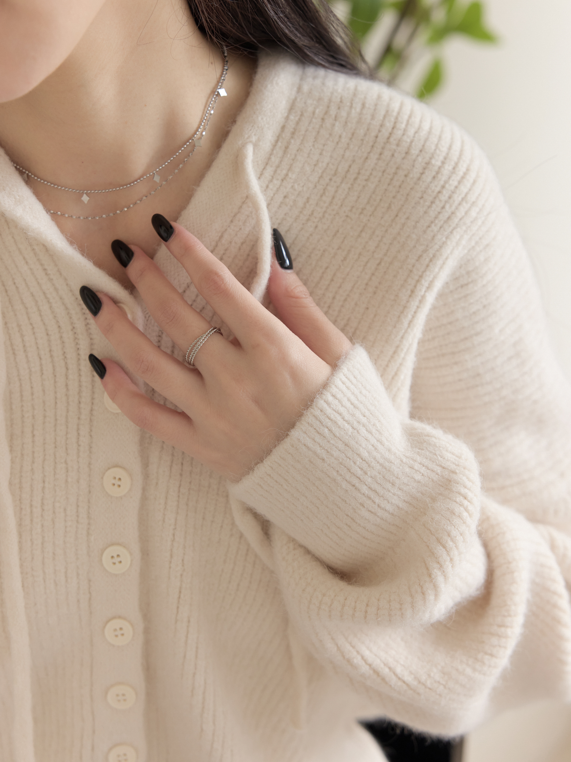 Minimal Textured Triple-Band Ring