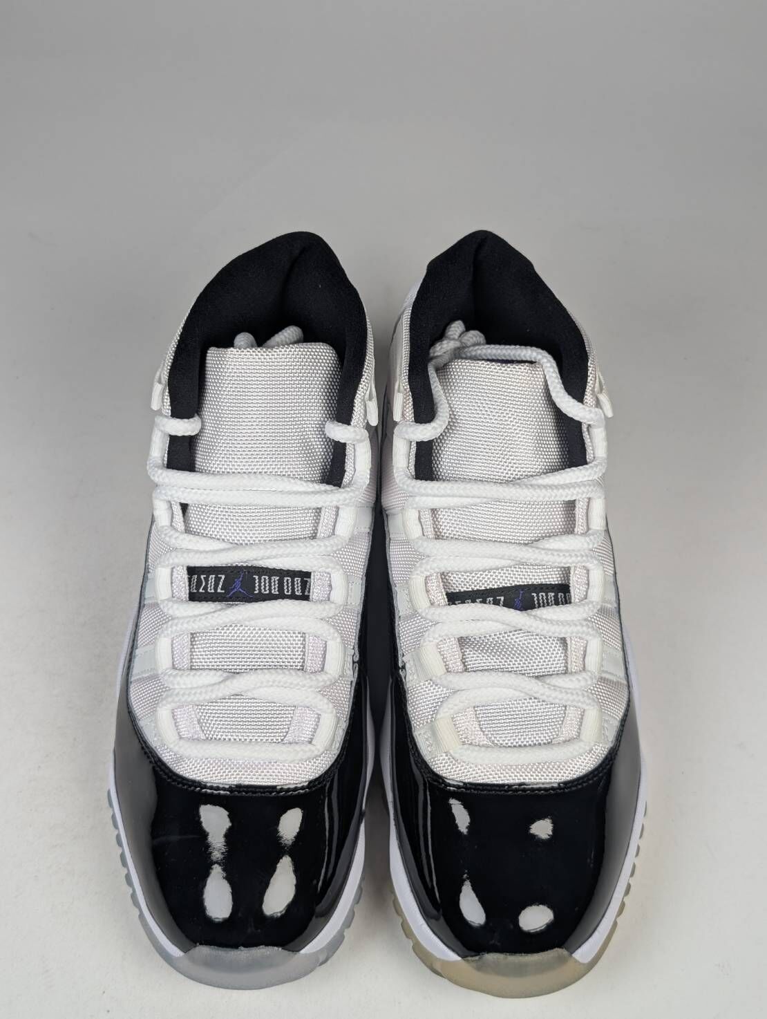 左腳鞋底發黃 左腳鞋面泛黃 378037-100/8 Air Jordan 11 「 Concord 」