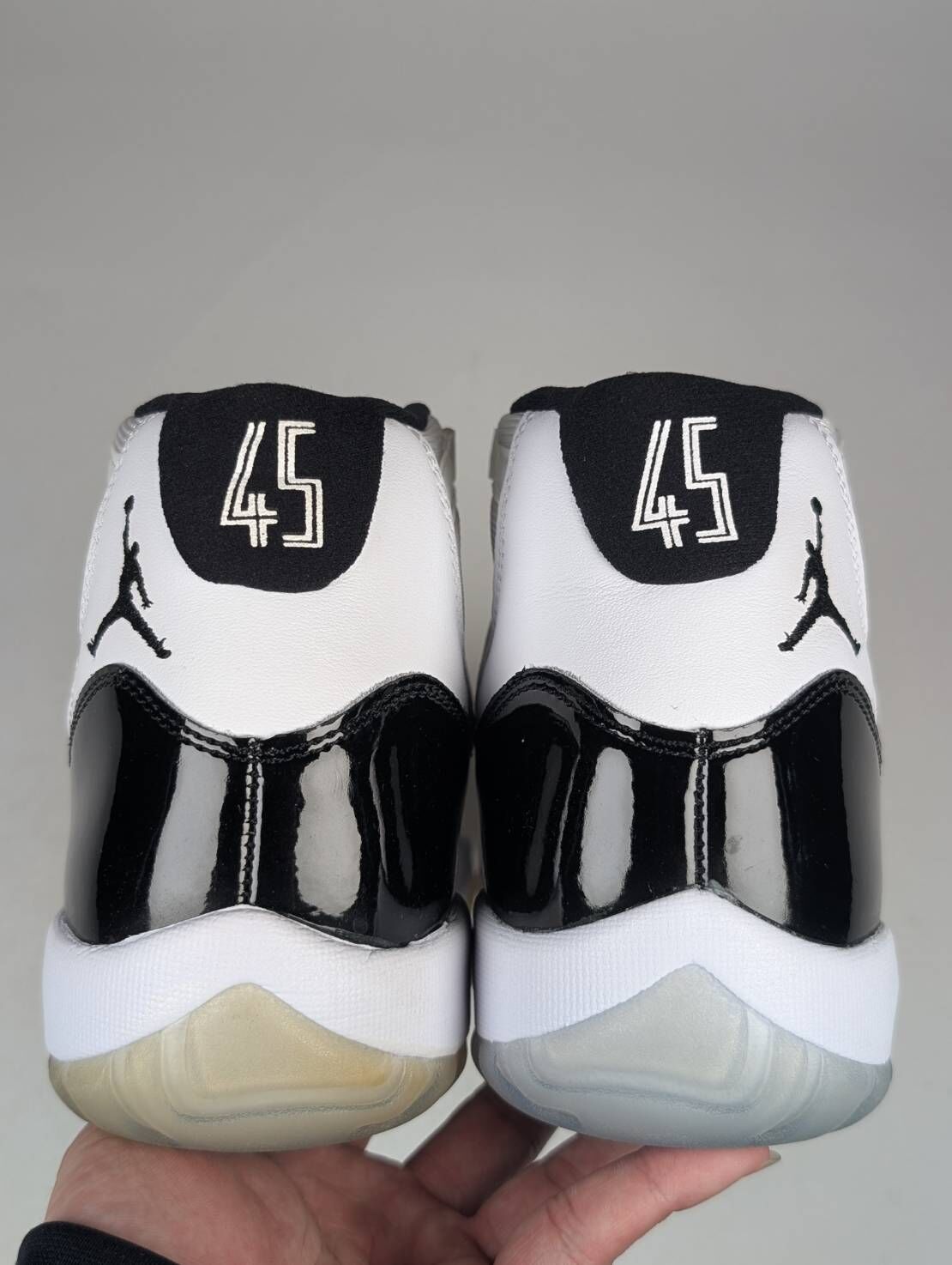 左腳鞋底發黃 左腳鞋面泛黃 378037-100/8 Air Jordan 11 「 Concord 」