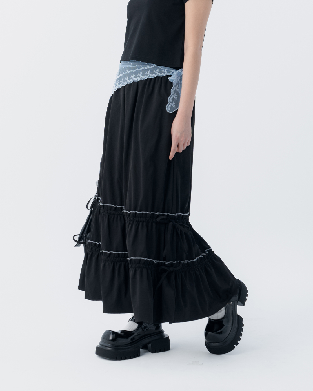 Ruffled hem long skirt with drawstring drape and ruffle trim, available in two colors.S/M【03021751】in stock+pre-order