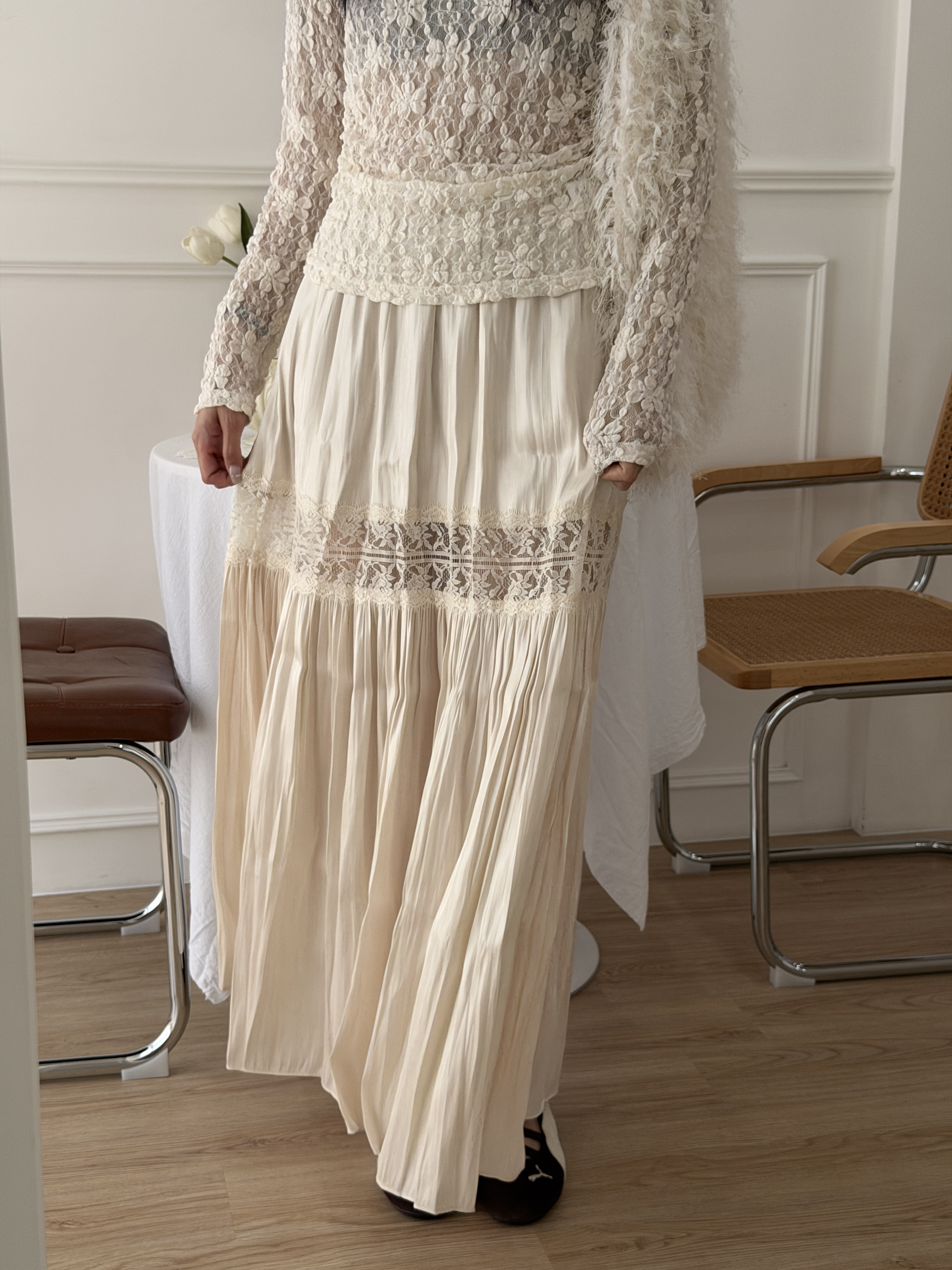 🌷光澤感蕾絲簍空長裙 (米白)