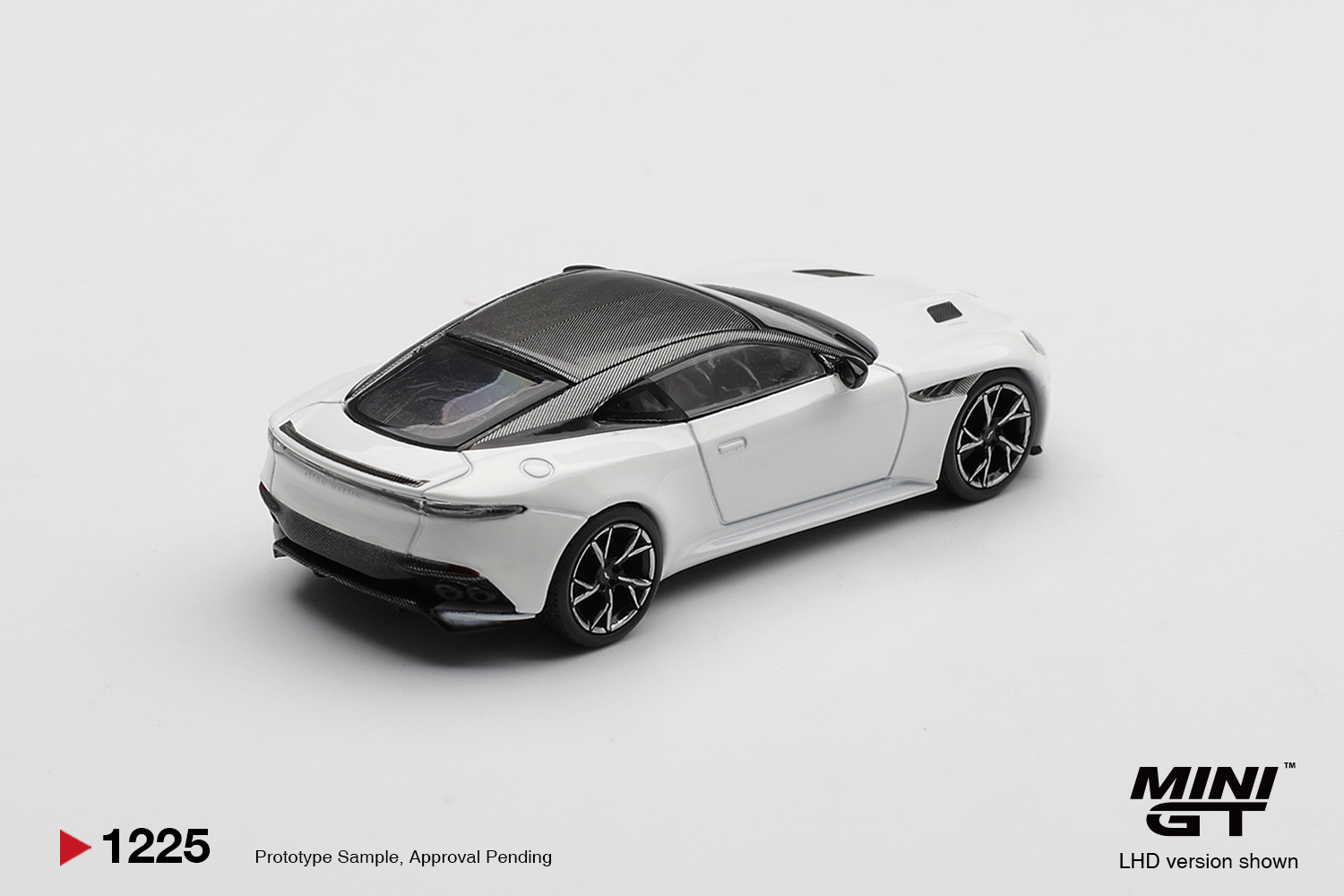 預訂:1/64 MINI GT Aston Martin DBS Stratus White (MGT01225-R)