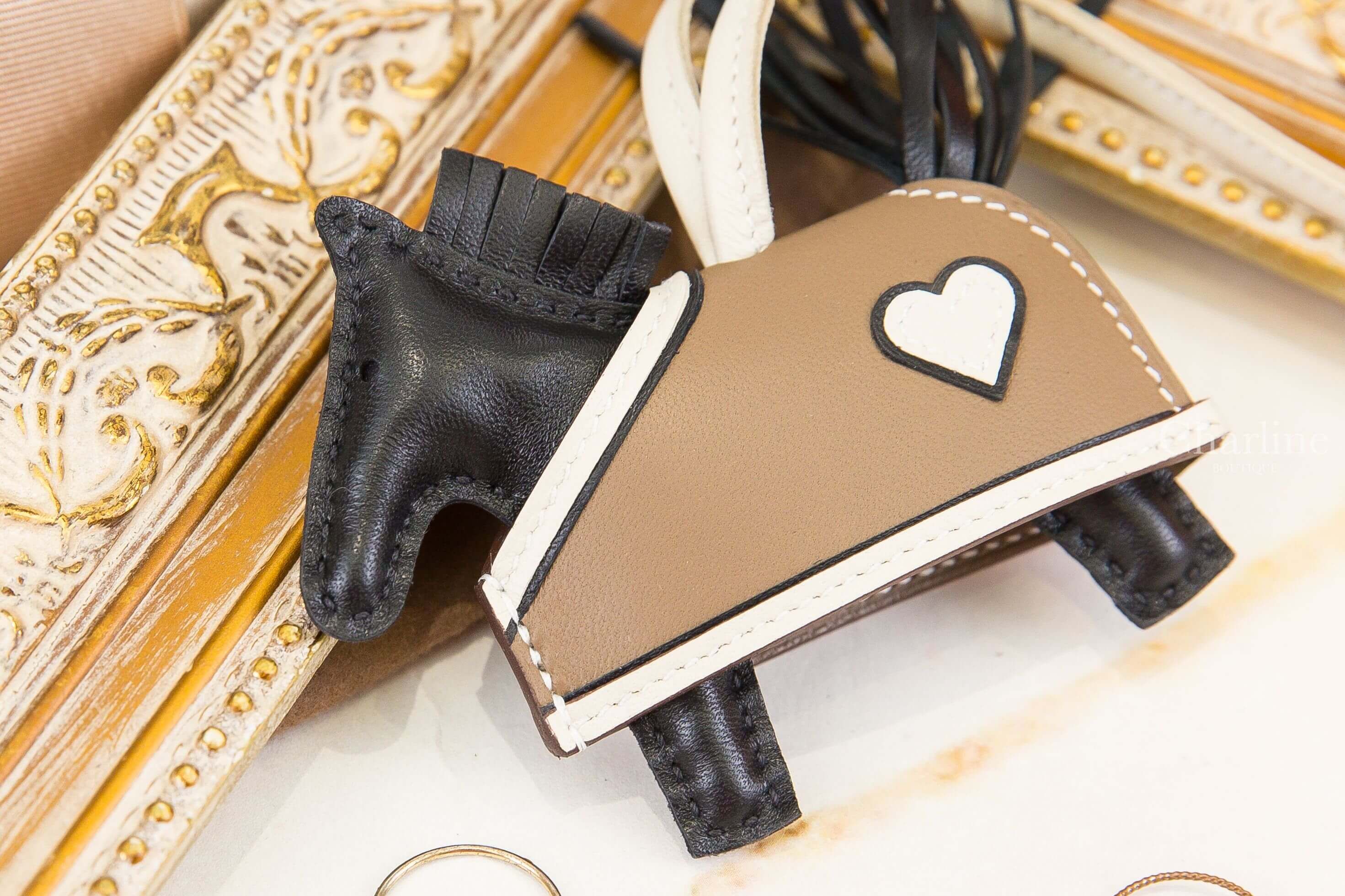 Hermès Rodeo Robeo Coeur PM Charm 黑色/奶昔白/大象灰愛心披肩小馬吊飾