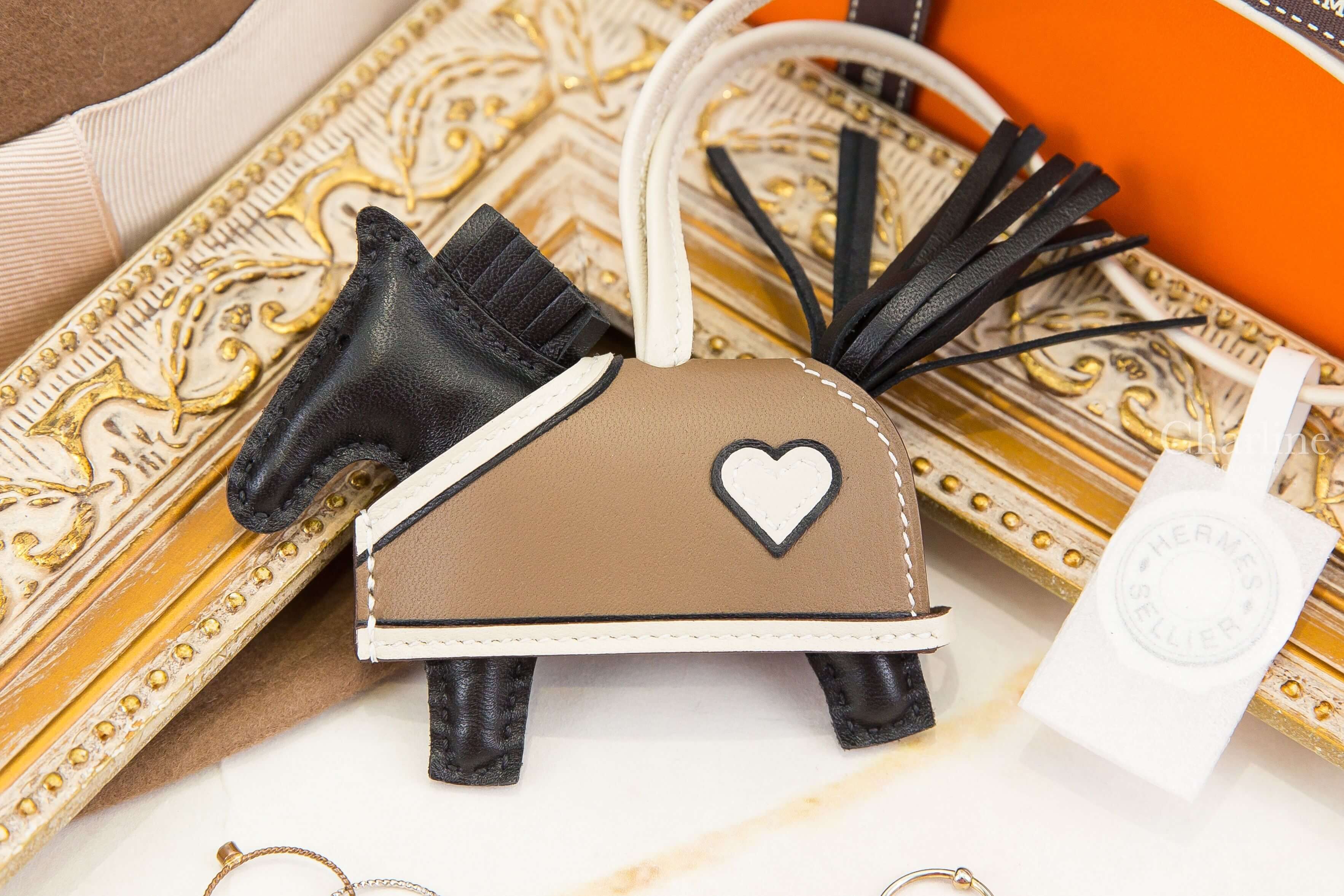 Hermès Rodeo Robeo Coeur PM Charm 黑色/奶昔白/大象灰愛心披肩小馬吊飾-Charline Boutique 精品代購