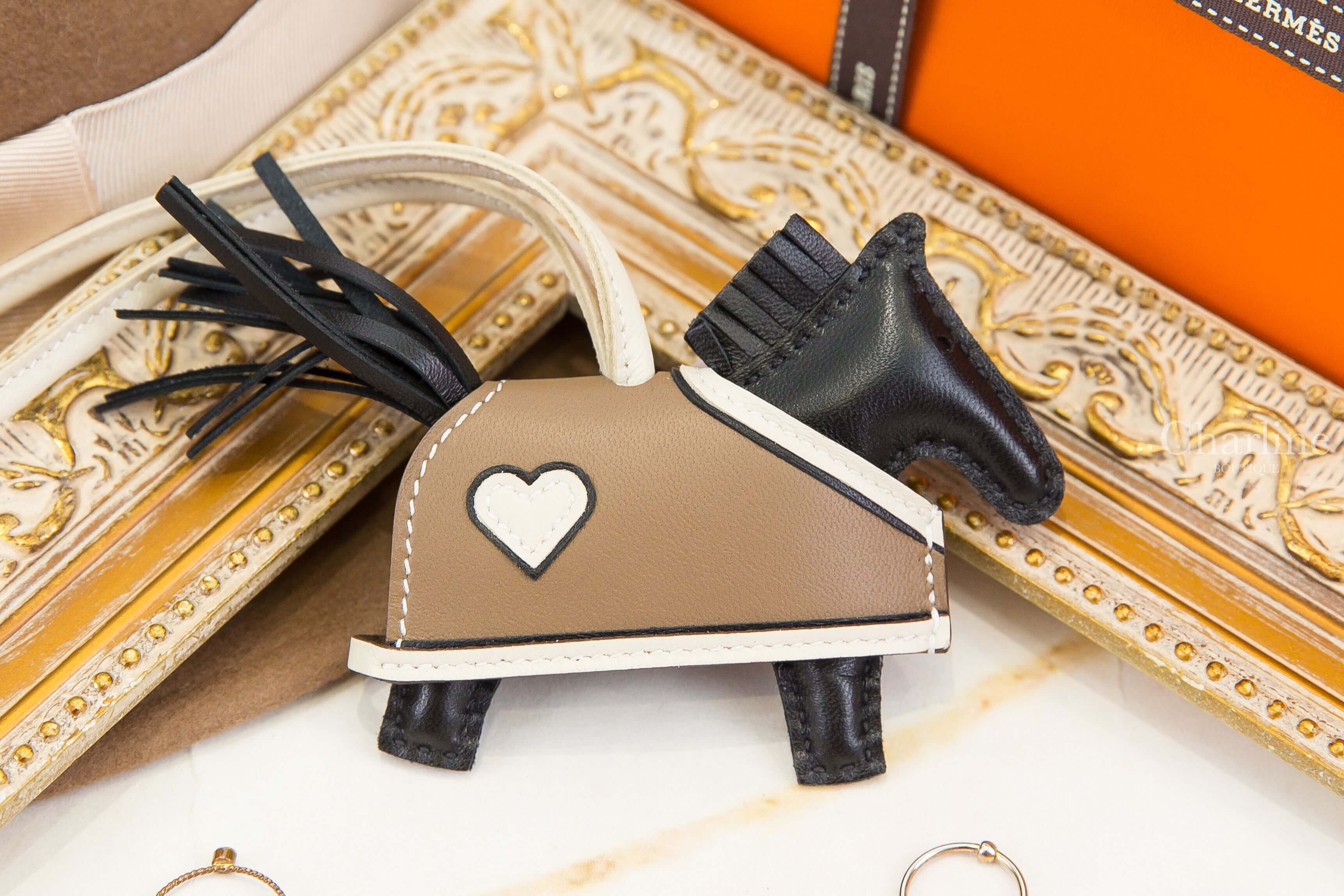 Hermès Rodeo Robeo Coeur PM Charm 黑色/奶昔白/大象灰愛心披肩小馬吊飾-Charline Boutique 精品代購