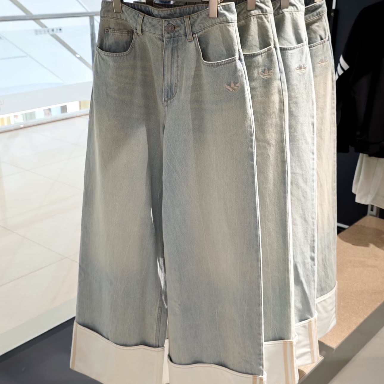ADIDAS ORIGINALS 反摺褲管 淺藍 水洗 寬闊腿褲 牛仔長褲 KW4517