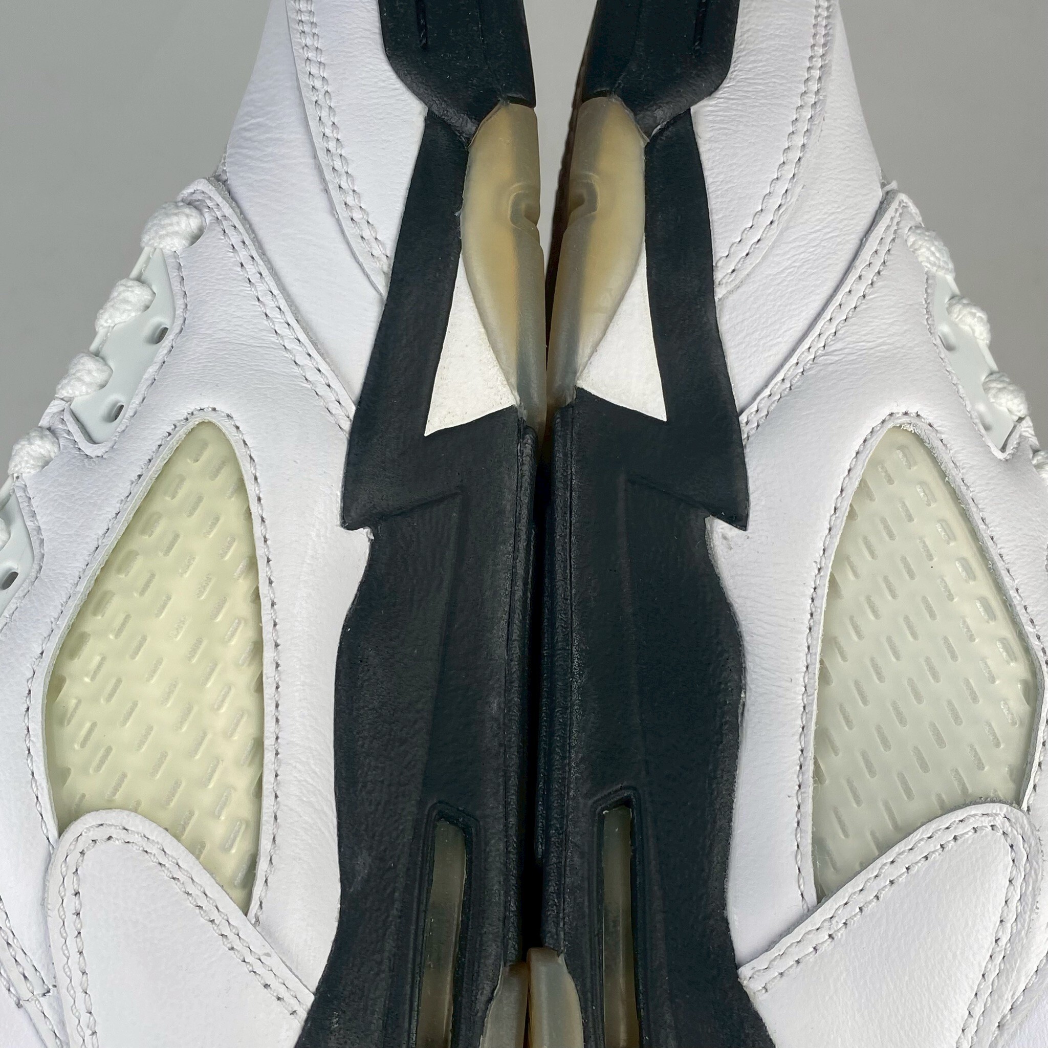 左右腳鞋面大底TPU處發黃 440888-102 3.5Y Air Jordan 5「Fire Red」GS 白紅 流川楓 女鞋