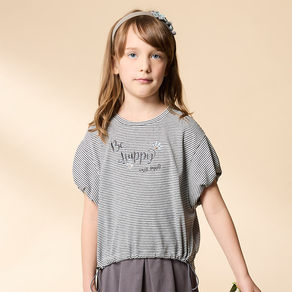 PIPPY 舒適橫條字母繡花落肩圓領短袖上衣 灰