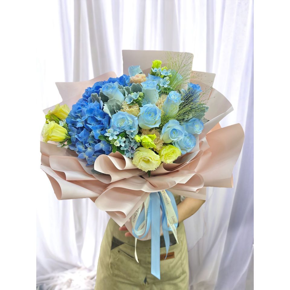 W - 天空藍玫瑰配繡球花束_HYD68007