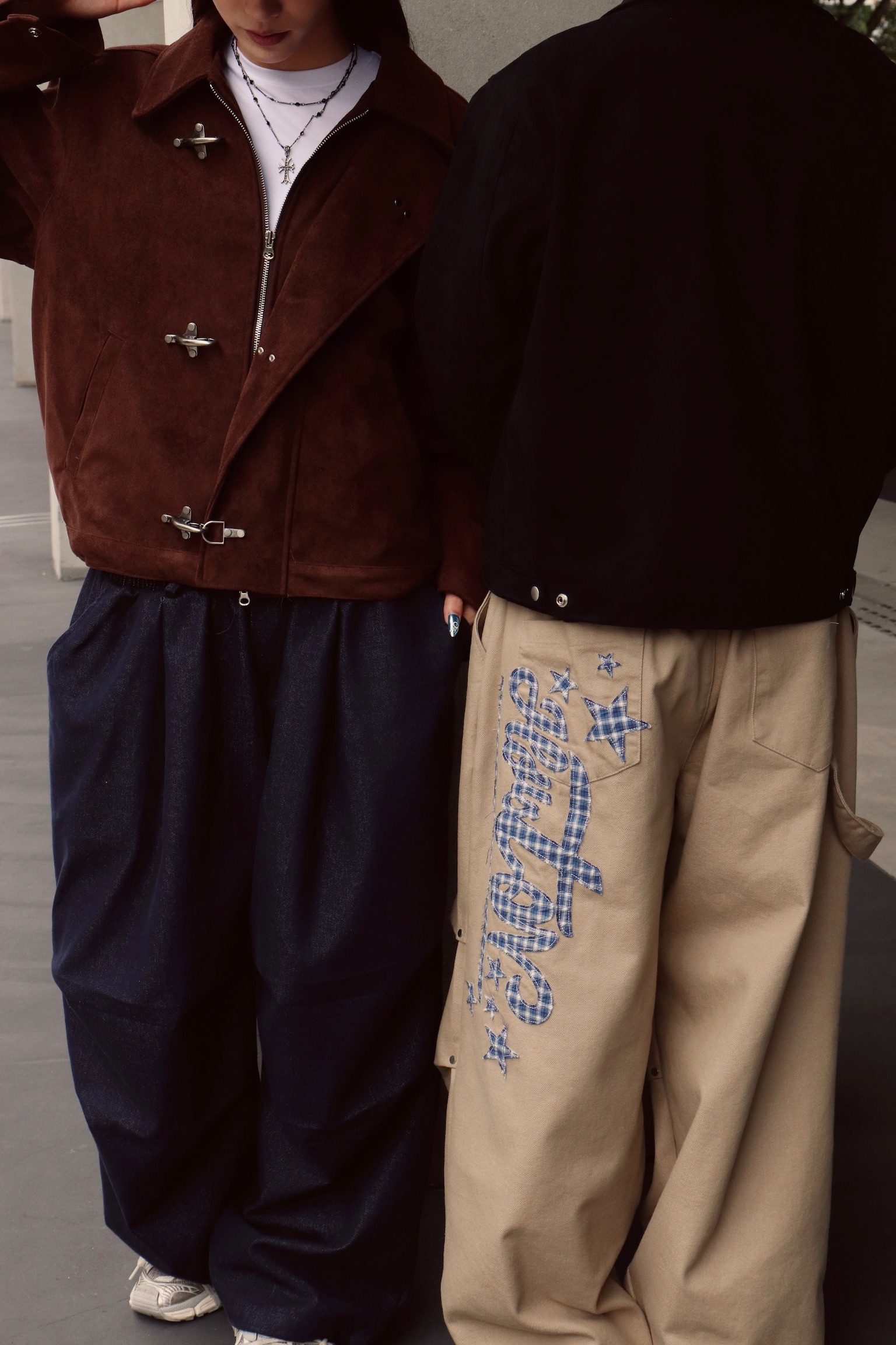 《K》格紋貼布草寫字錐形褲