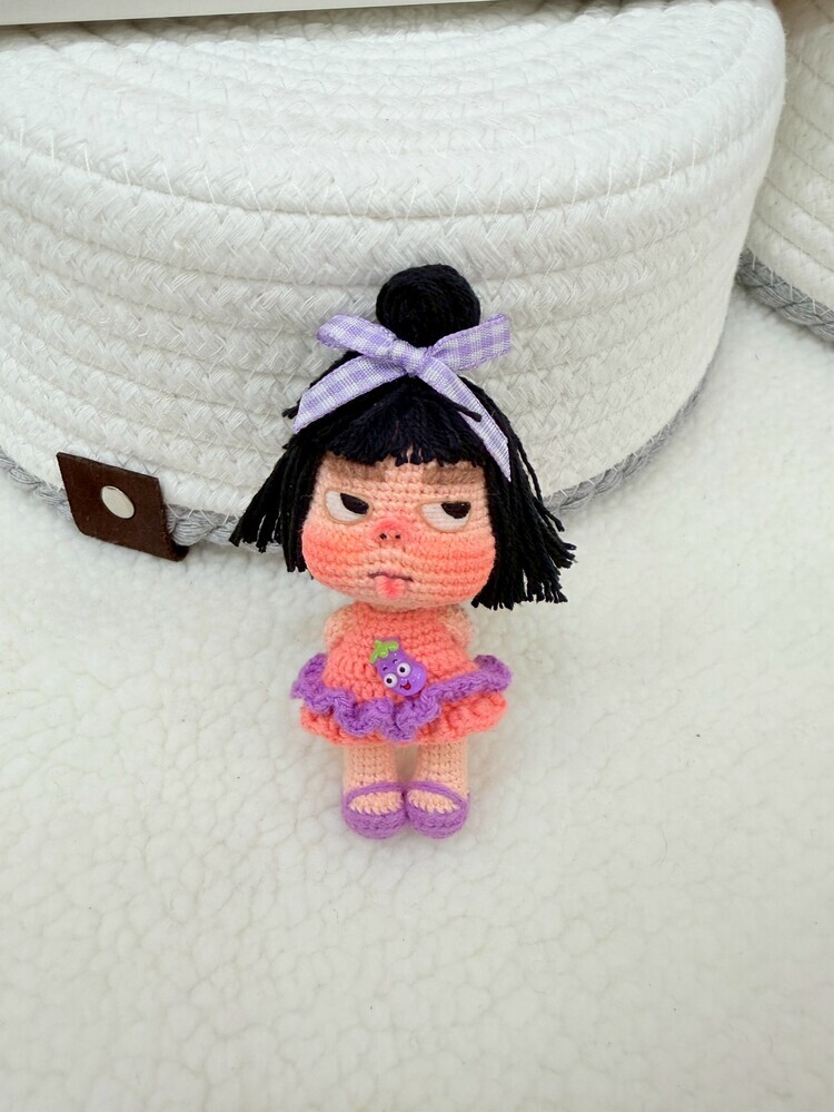 預購006-吐舌粉橘洋裝口袋迷你精緻醜娃吊飾『約7.5-9cm』『預購時間45-90天』