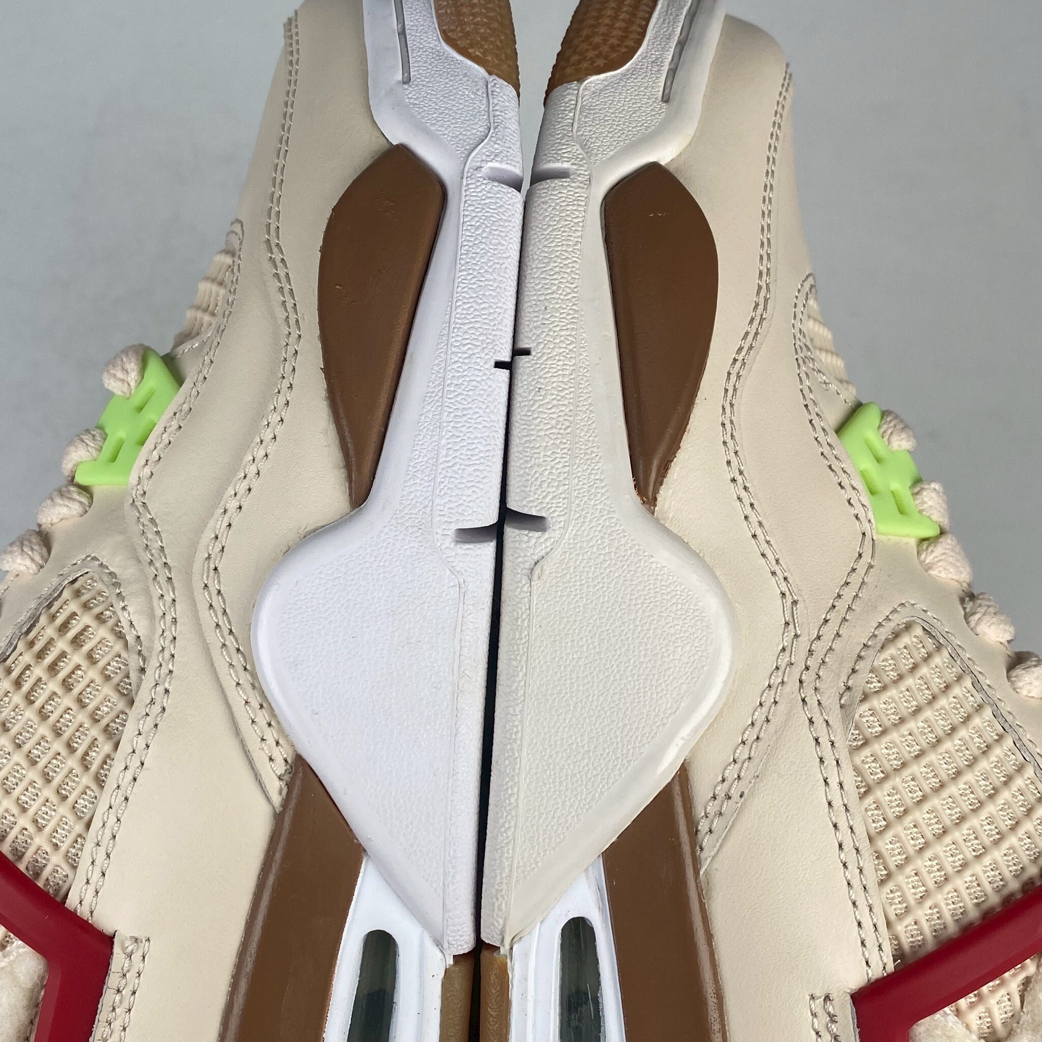 兩腳中底泛黃&鞋盒破損 DH0572-264 4.5Y AIR JORDAN 4 RETRO GS 野獸冒險樂園 女款 米白卡其