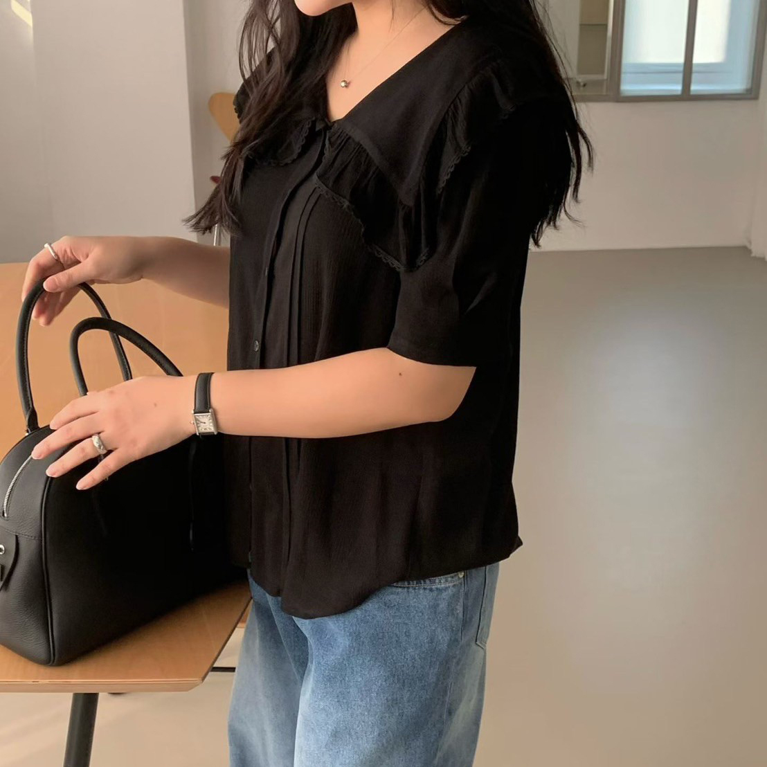 荷葉滾邊大領片造型排釦圓領上衣 / 2色