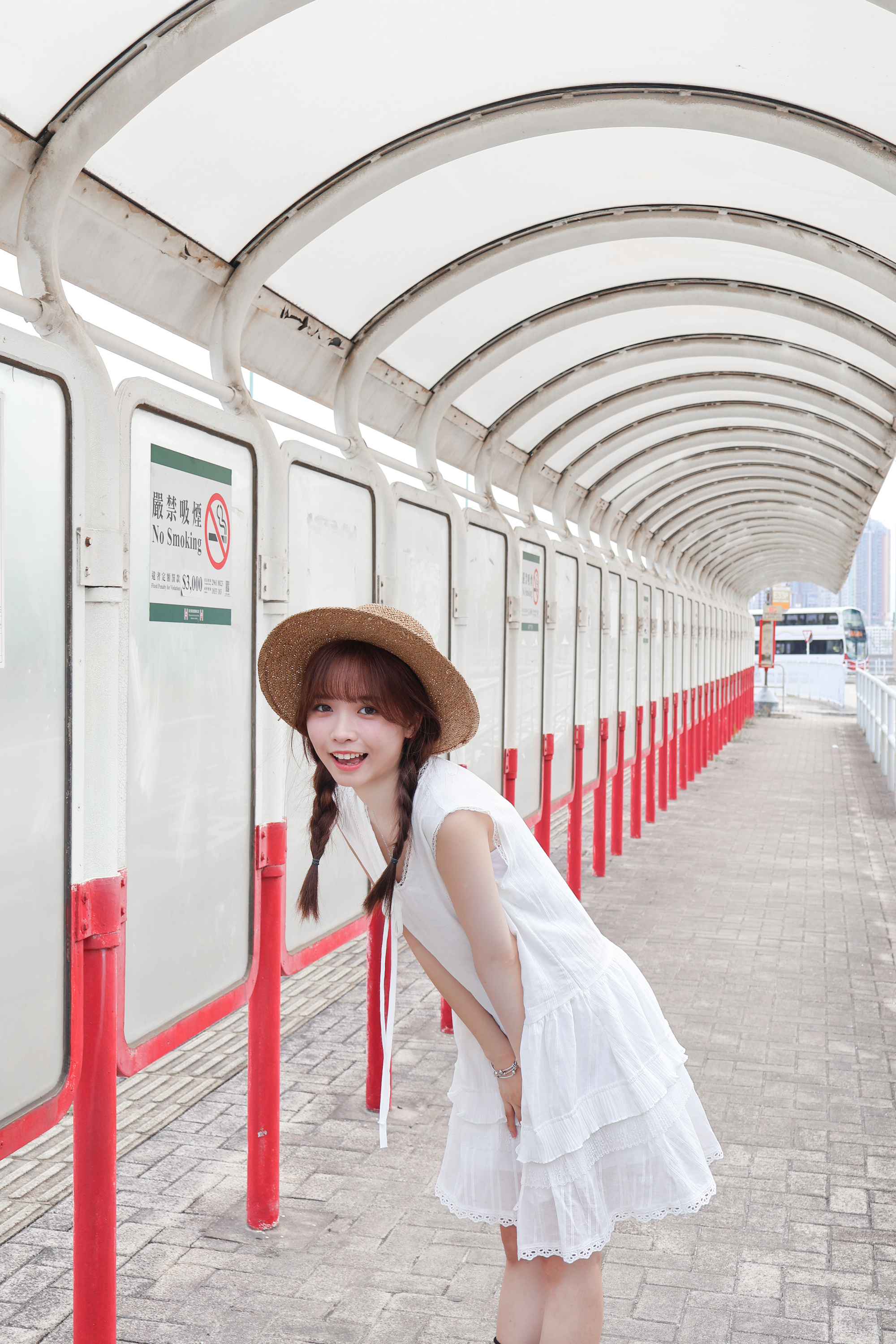 V領蕾絲邊短版OPS · 1色入