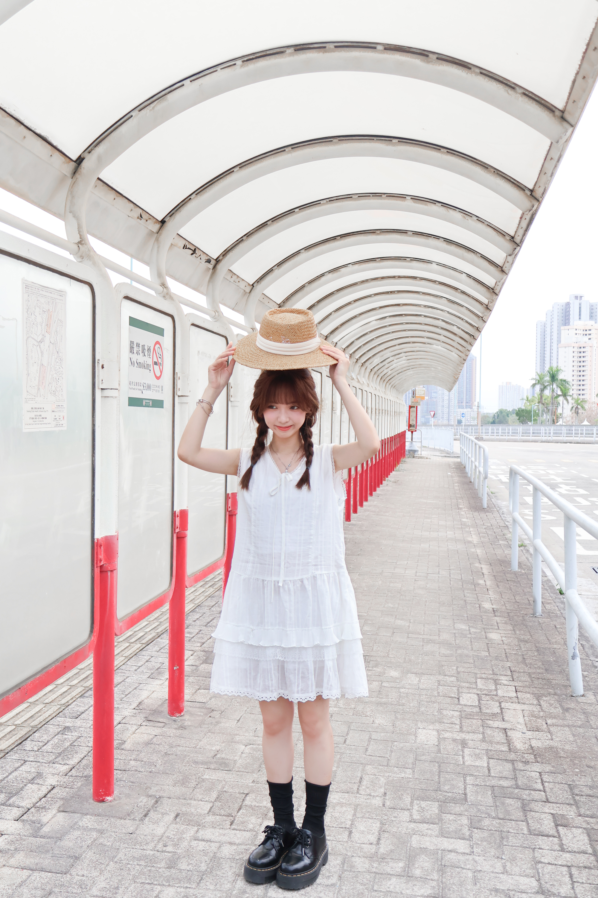 V領蕾絲邊短版OPS · 1色入