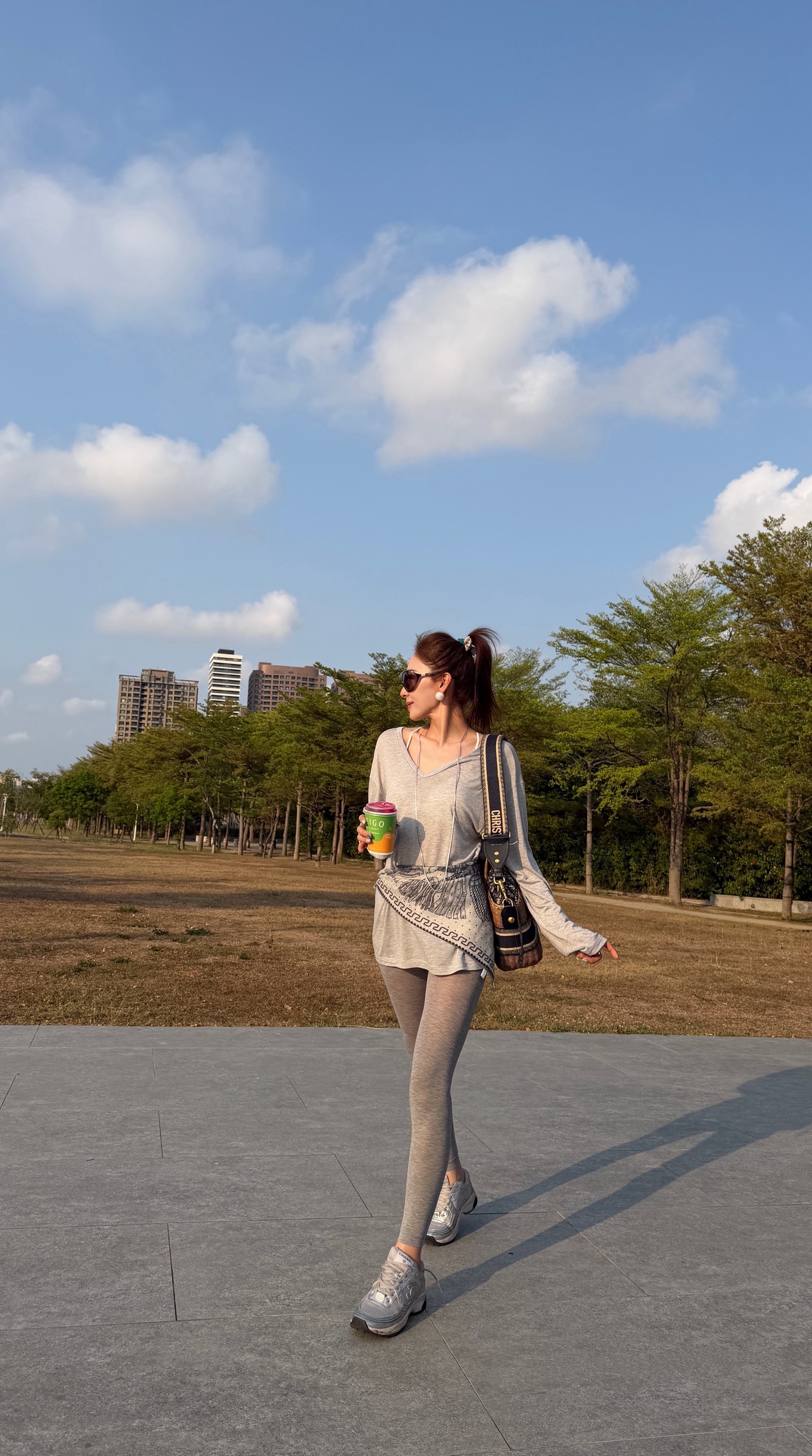 v領天絲棉素面薄長袖