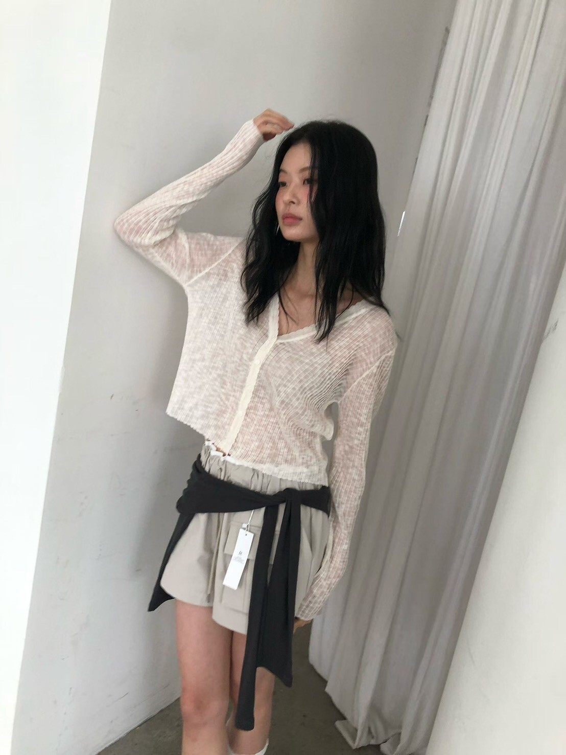 花瓣滾邊V領排釦微透感上衣罩衫 / 3色