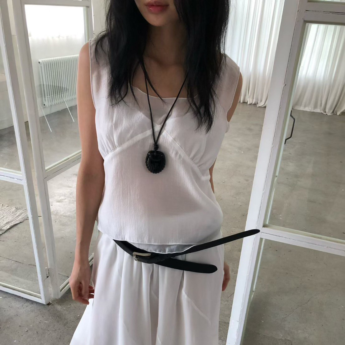 光澤透膚感V領外搭式背心上衣 / 2色