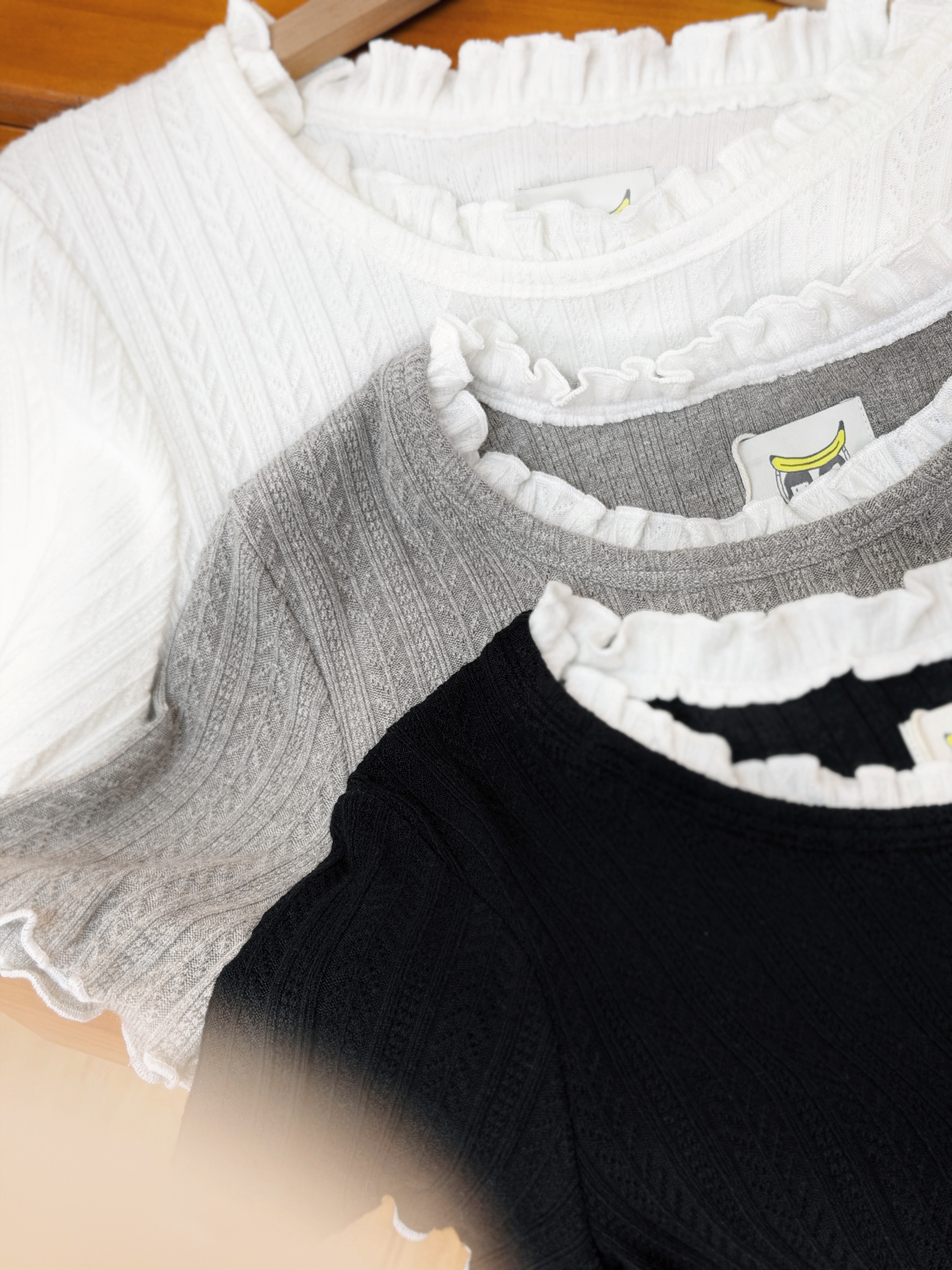 三色 / 小魚骨荷葉領邊短袖上衣 / Herringbone Textured Ruffle Collar Top