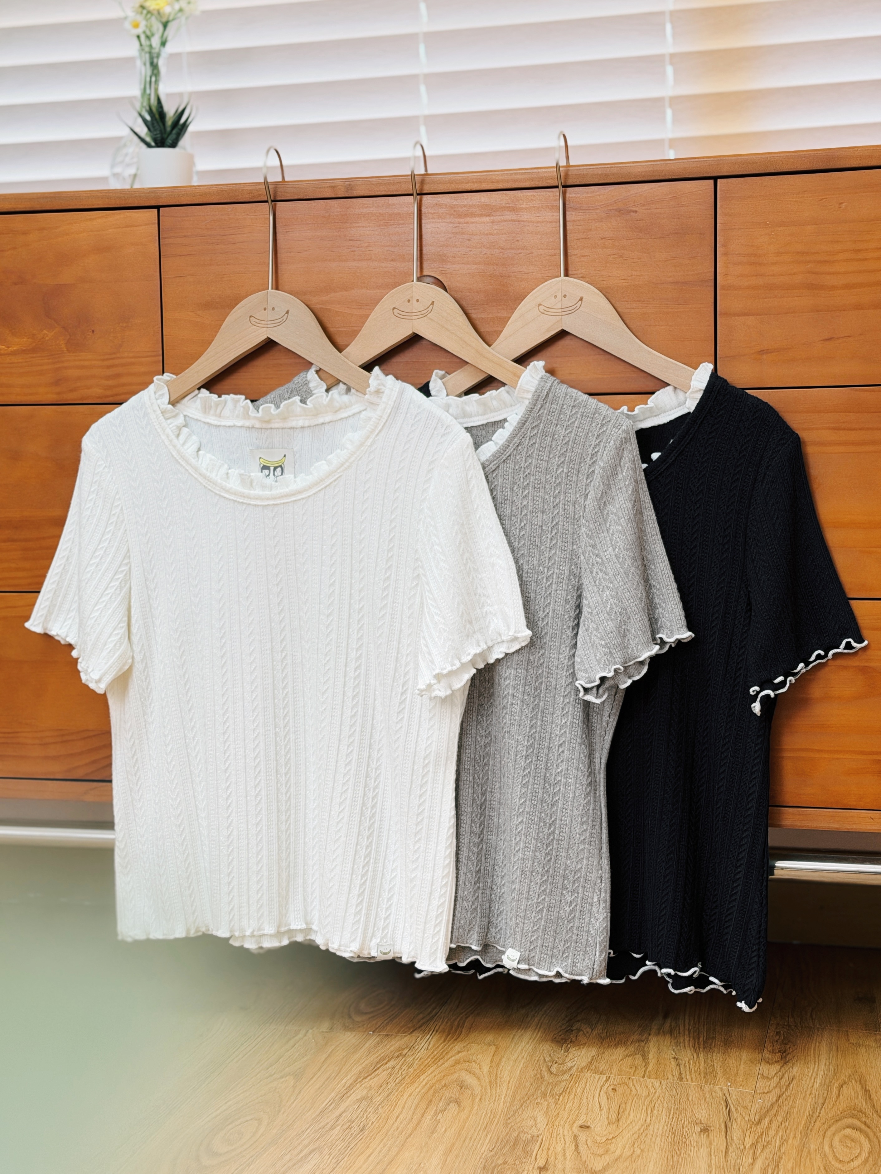 三色 / 小魚骨荷葉領邊短袖上衣 / Herringbone Textured Ruffle Collar Top