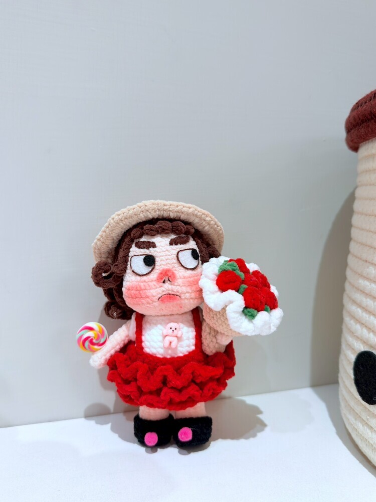 預購008-小紅花束女孩醜娃吊飾『約13cm』『預購時間45-90天』