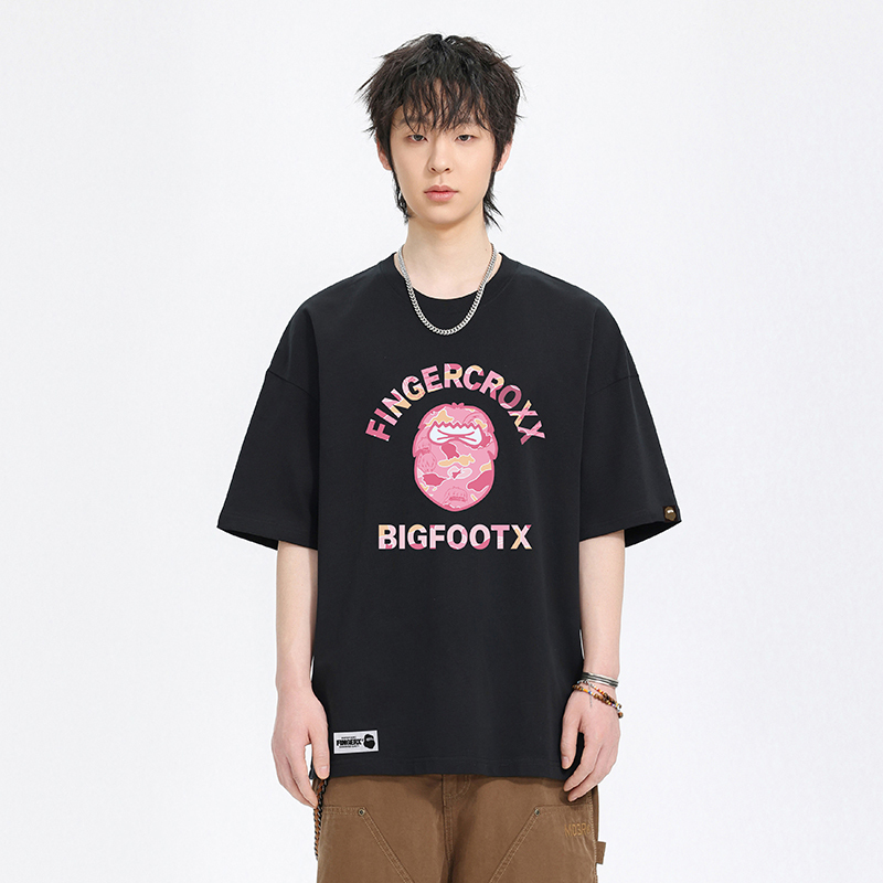 預購 香港IT集團 Fingercroxx FGXX 猿人 黑粉 潮流迷彩 落肩 短袖T 男女同款【FGXTEW0000410】