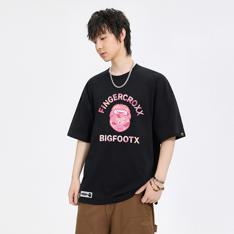 預購 香港IT集團 Fingercroxx FGXX 猿人 黑粉 潮流迷彩 落肩 短袖T 男女同款【FGXTEW0000410】