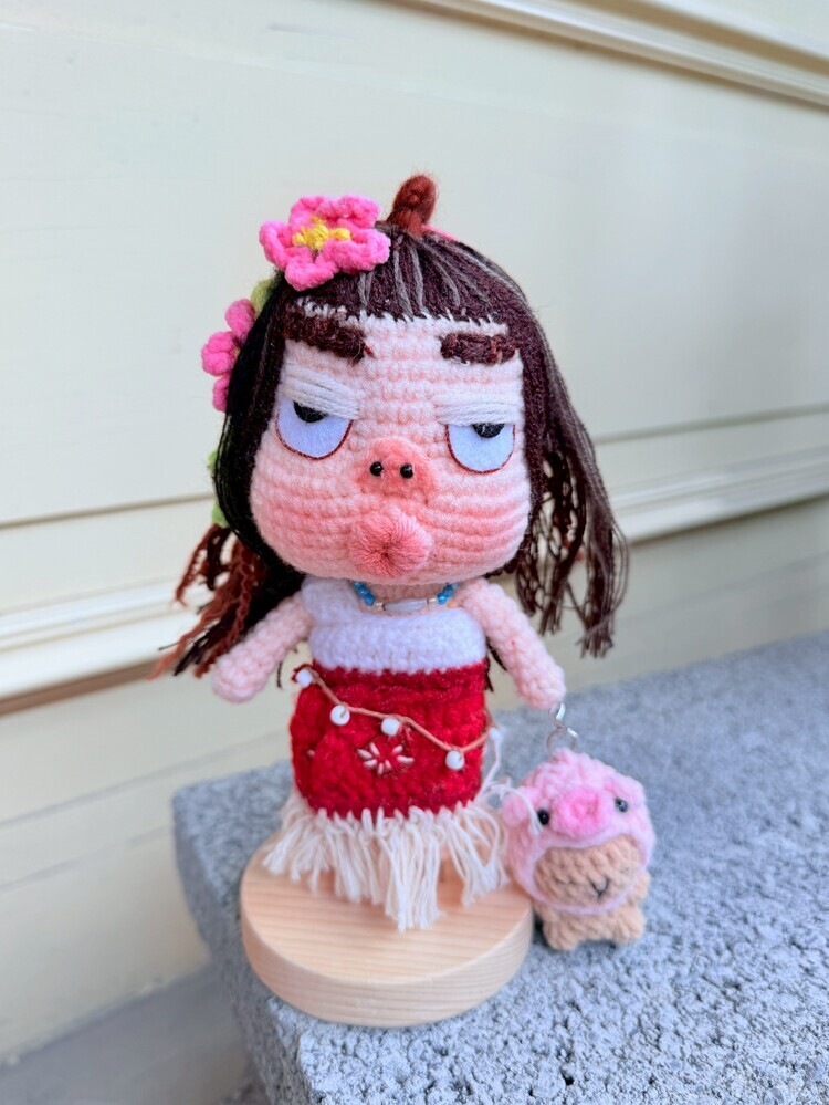 預購015-嘟嘟嘴紅色裙子藝術家醜娃吊飾『約15cm』『預購時間45-90天』