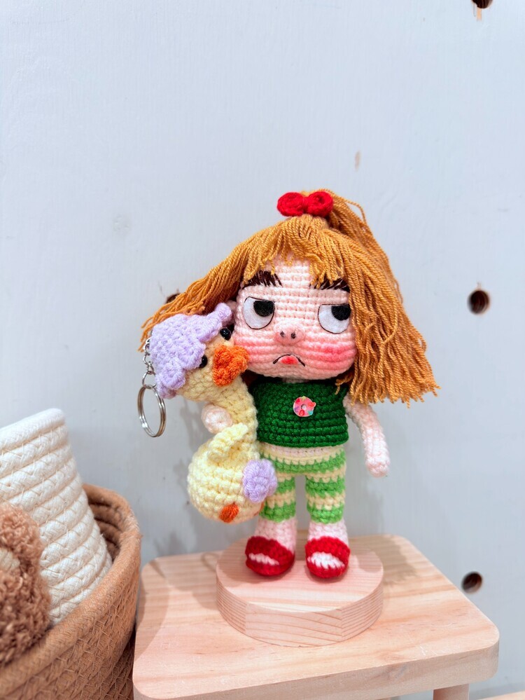 預購019-抱鴨鴨綠衣服短澎髮醜娃吊飾((抱抱鴨顏色、配飾隨機))『約15-17cm』『預購時間45-90天』