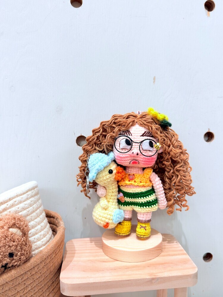 預購020-抱鴨鴨泡麵頭小姐醜娃吊飾((抱抱鴨顏色、配飾隨機))『約15cm』『預購時間45-90天』