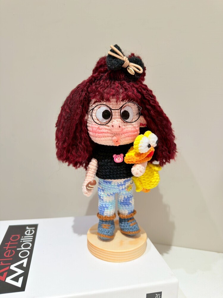 預購021-酒紅髮量暴增大圓眼醜娃吊飾((配飾隨機))『約19-21cm』『預購時間45-90天』