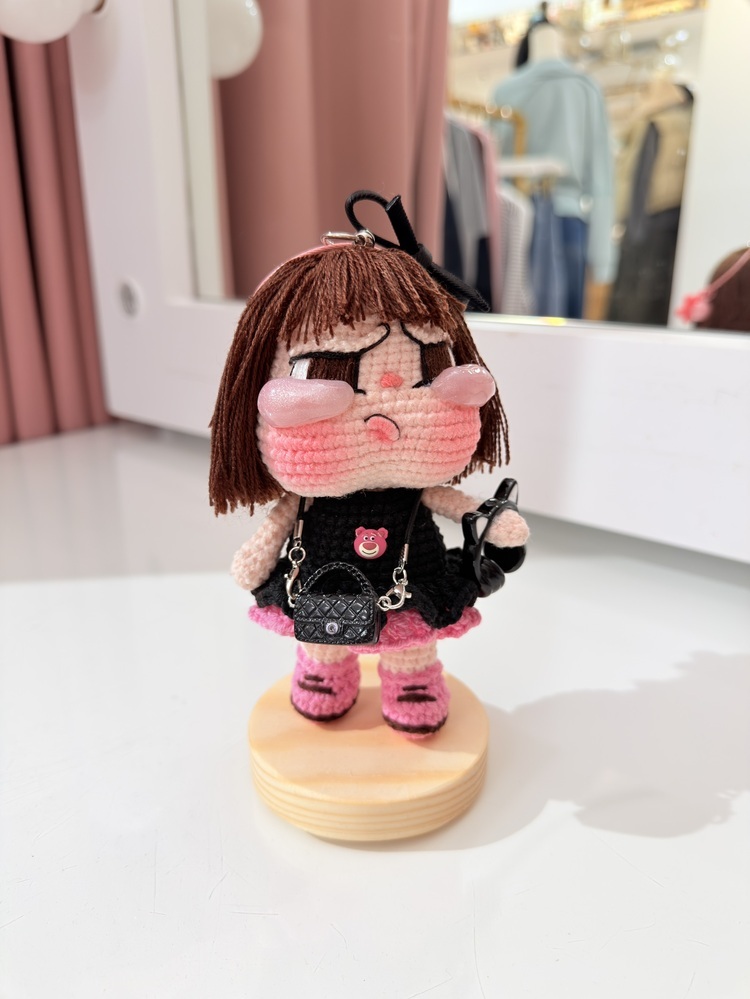 預購023-黑粉洋裝立體大顆眼淚哭娃吊飾『約13-15cm』『預購時間45-90天』