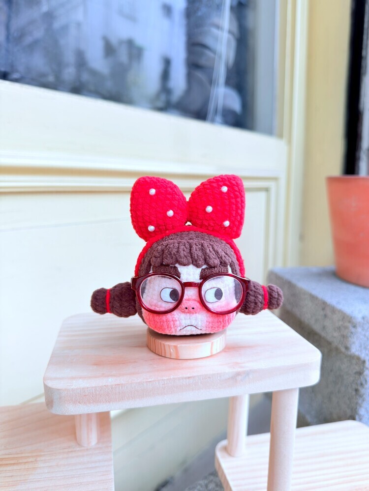 預購024-立體蝴蝶結眼鏡大頭醜娃吊飾『預購時間45-90天』