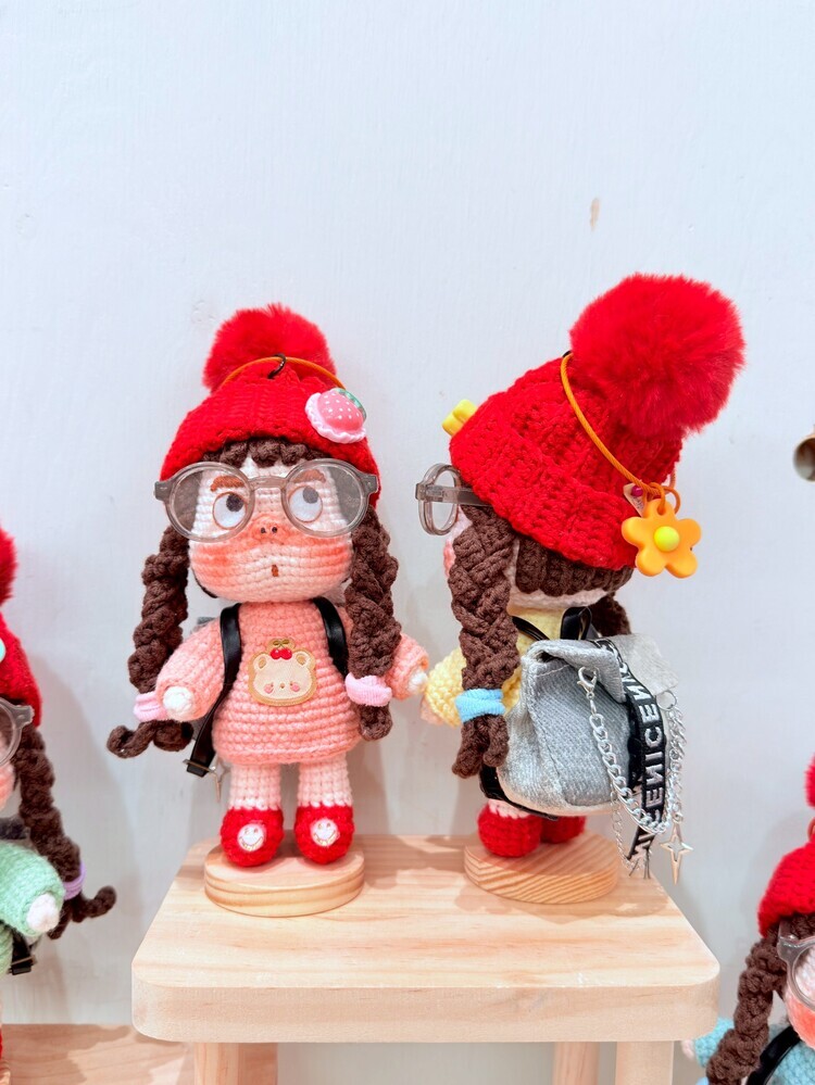 預購025-大紅球毛帽熊熊洋裝醜娃吊飾『約16-17cm』『預購時間45-90天』