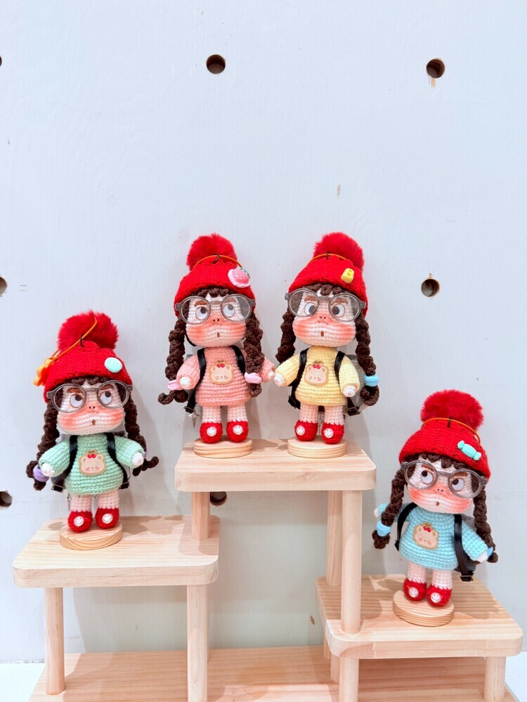 預購025-大紅球毛帽熊熊洋裝醜娃吊飾『約16-17cm』『預購時間45-90天』