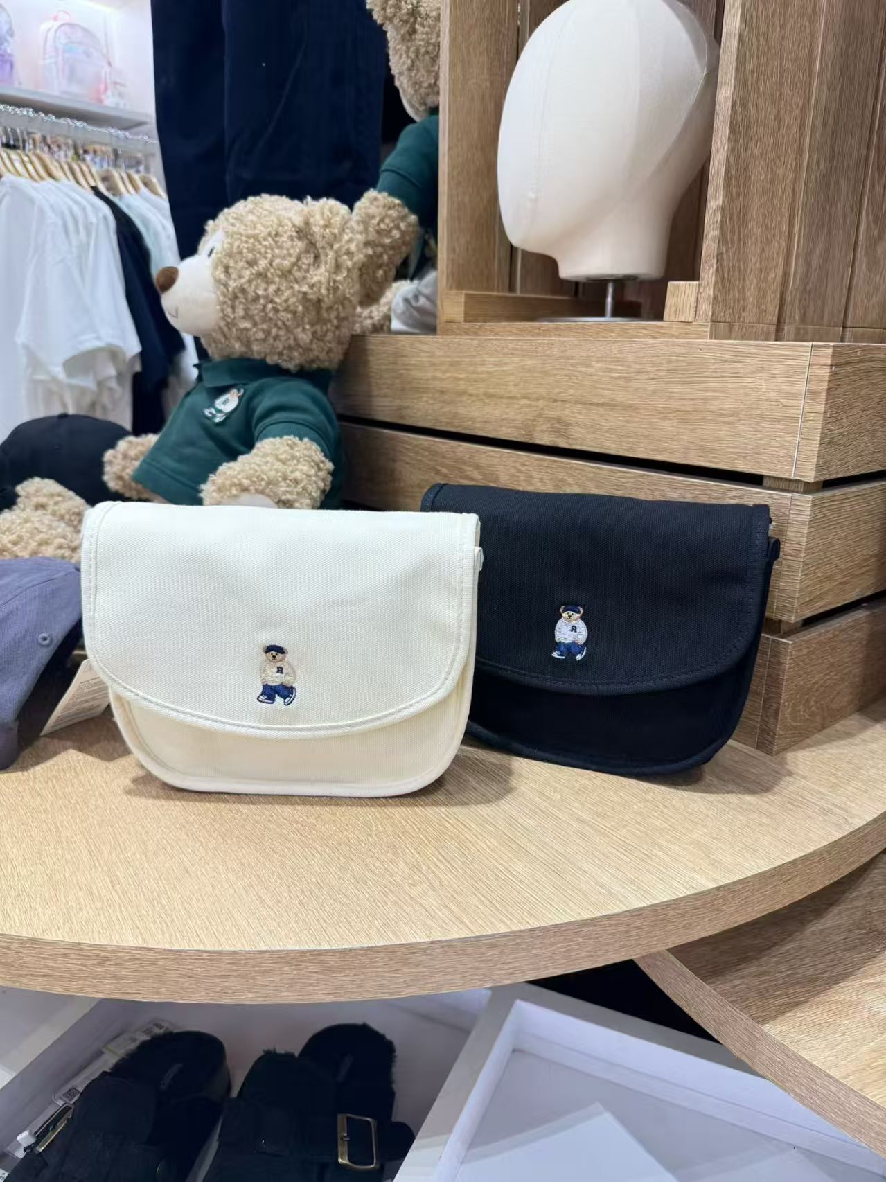 韓國代購 SPAO 小熊郵差包 SPAKGA9A61