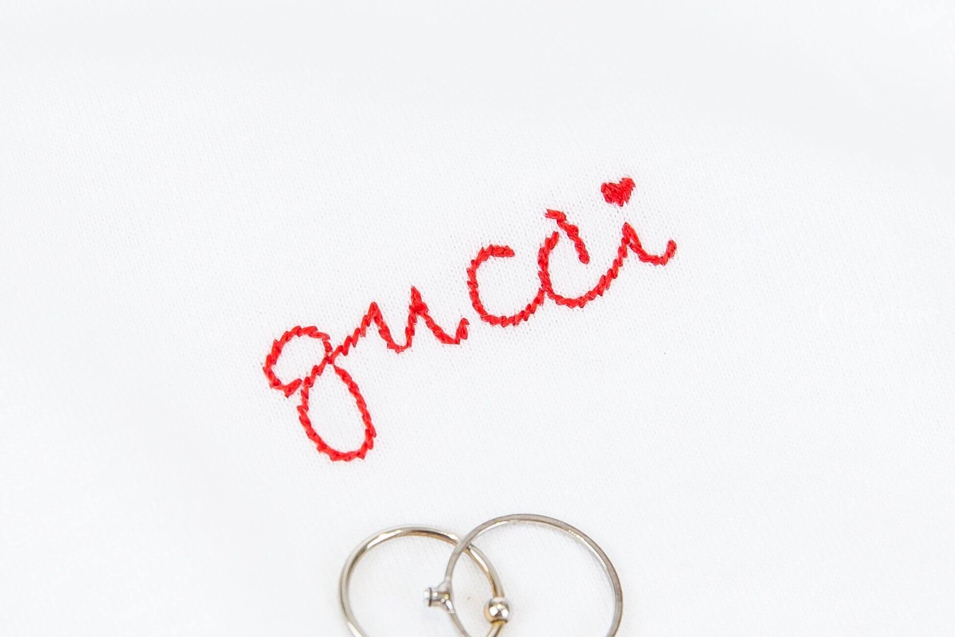 Gucci Cotton Jersey T-shirt With Embroidery 白底紅色滾邊草寫刺繡愛心字母棉質短袖上衣