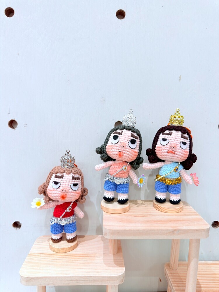 預購029-泰服變裝醜娃吊飾『約11-12cm』『預購時間45-90天』